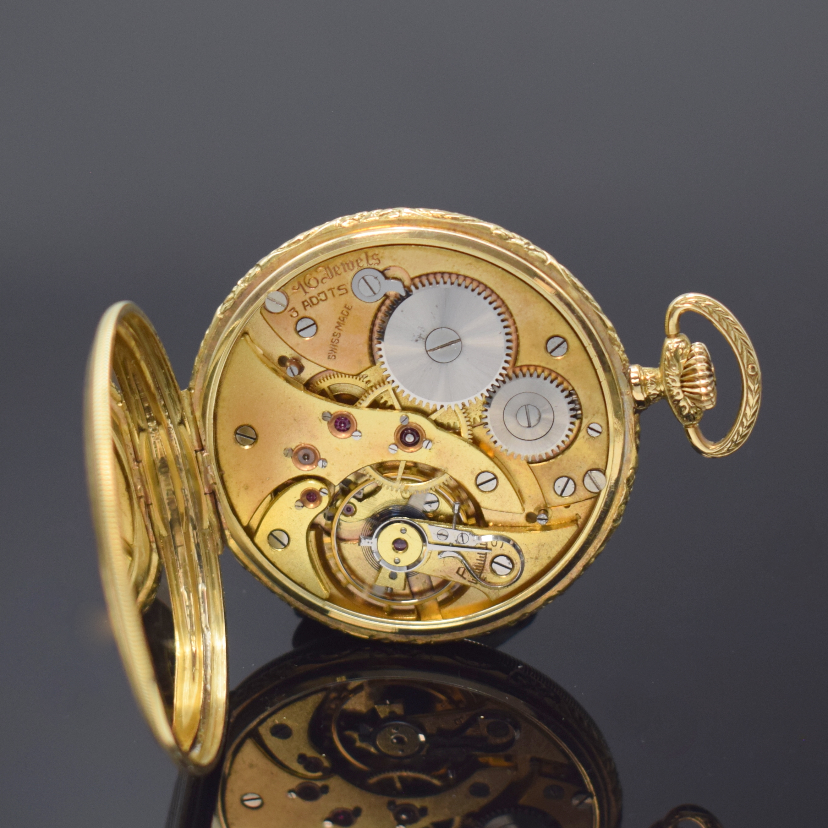 Detail c: Offene Frackuhr in GG 585/000, Schweiz um 1925, streifen-guill. Geh., tief-grav. Rand, späteres Emailzifferbl. besch., gold. Zeiger, verg. Werk, 16 ...