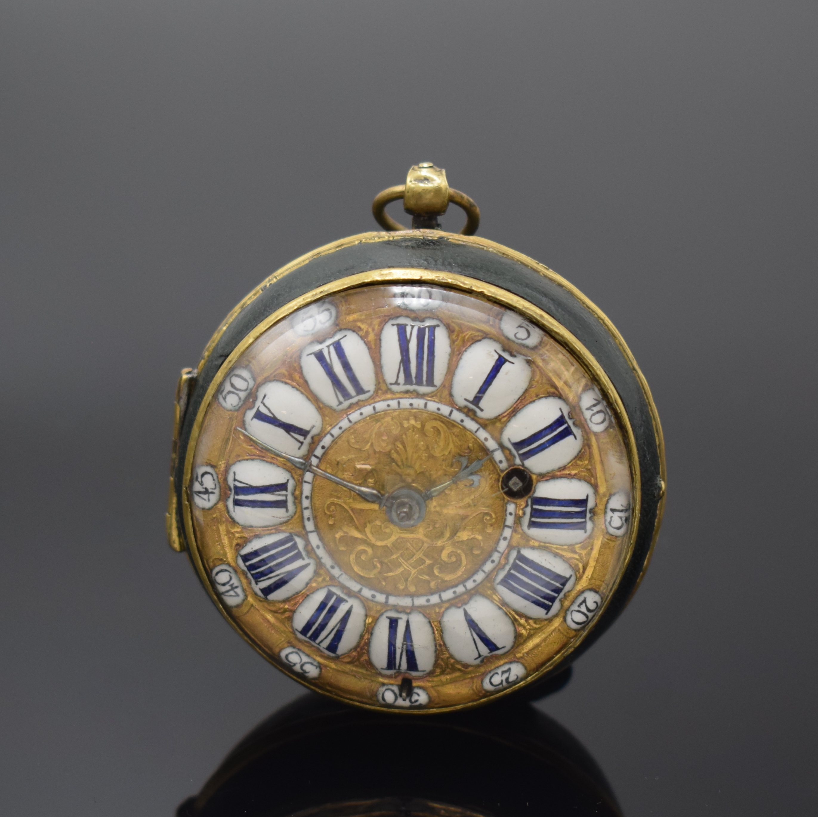 DUTENS A PARIS Oignon Spindeluhr, Frankreich um 1700, Leder-bezogenes Messinggeh., verg. Zifferbl. m. Emailkartuschen f. Std. u. Minuten, ...