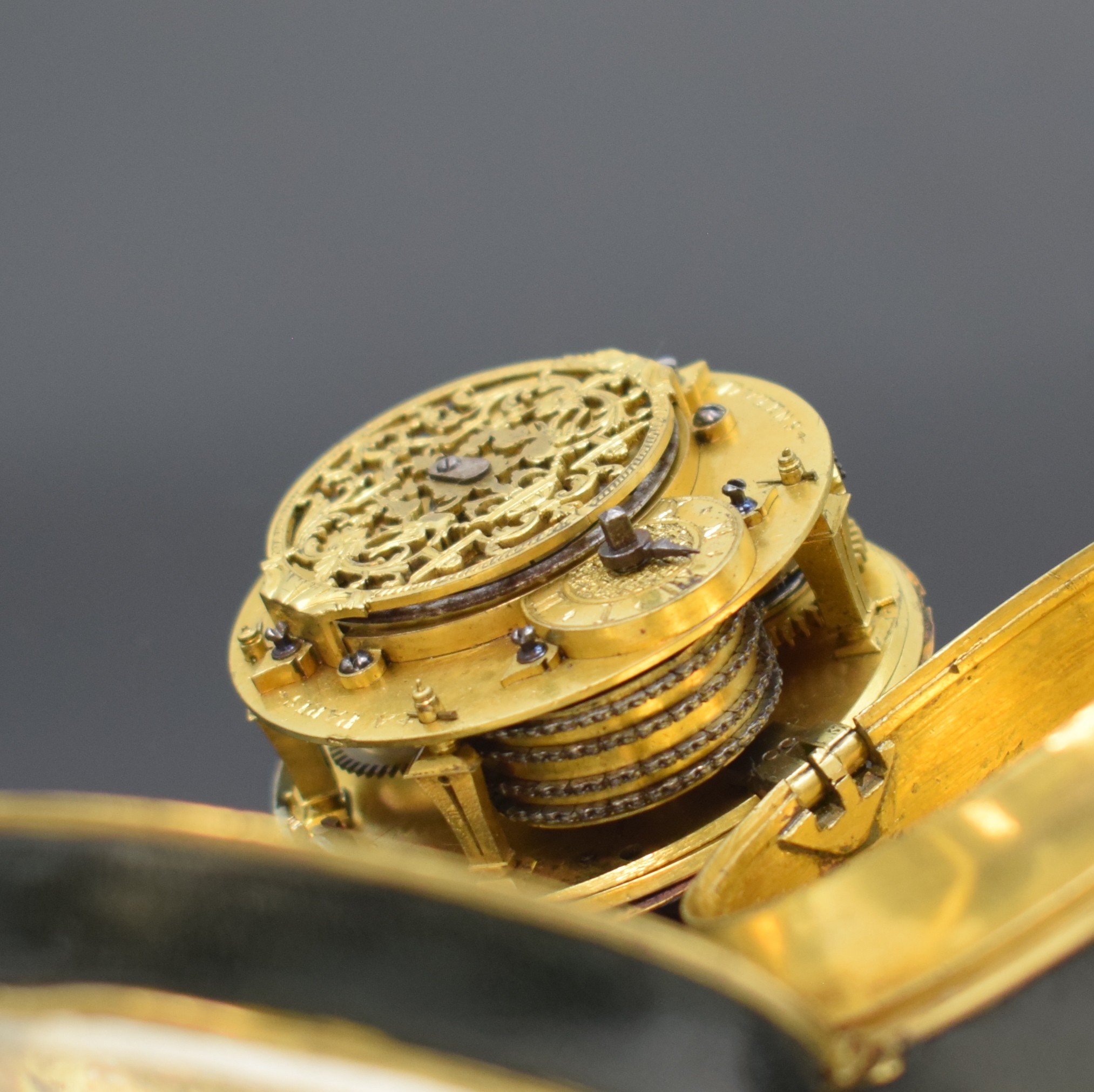 Detail e: DUTENS A PARIS Oignon Spindeluhr, Frankreich um 1700, Leder-bezogenes Messinggeh., verg. Zifferbl. m. Emailkartuschen f. Std. u. Minuten, ...