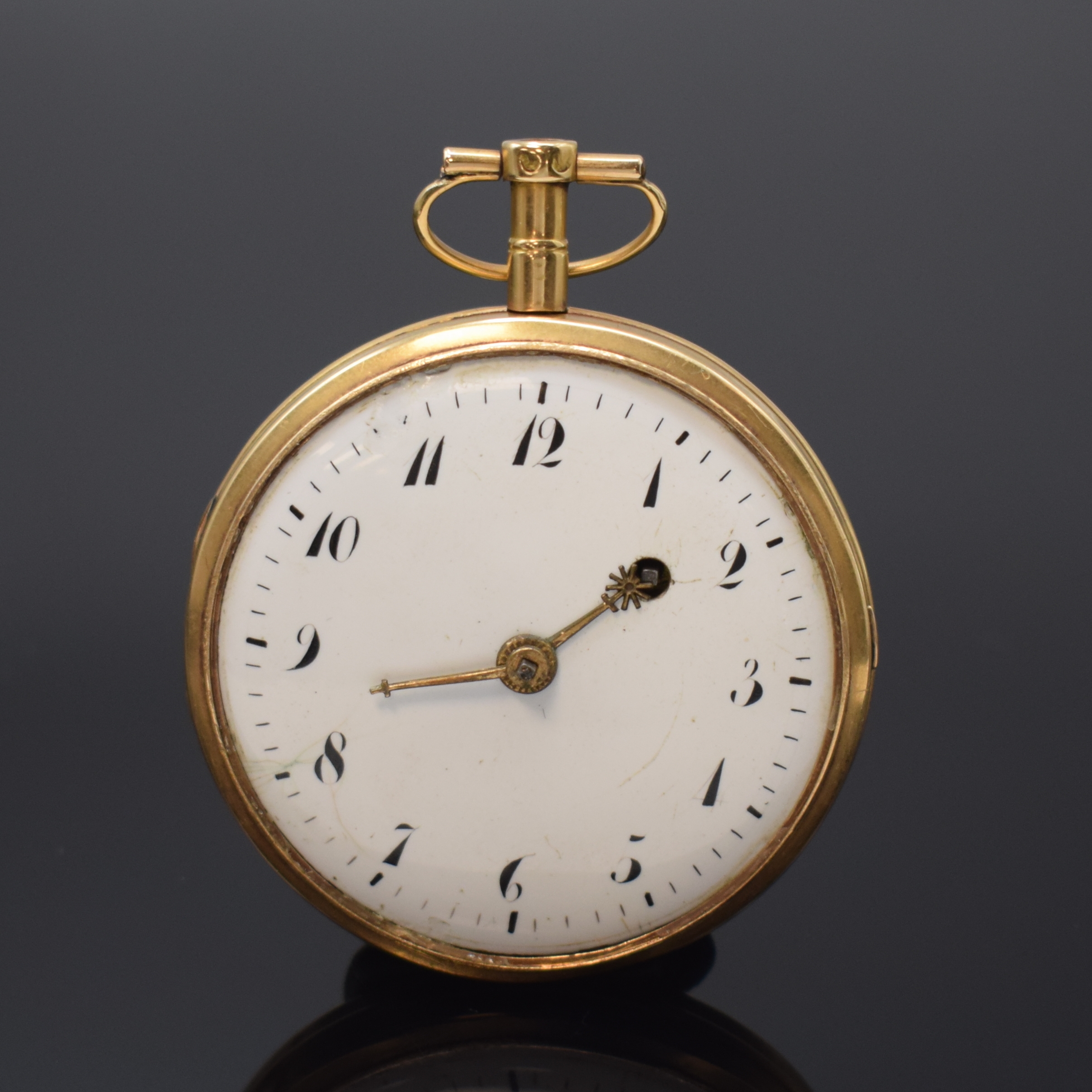 ALARD A PARIS Spindeluhr in RoseG 750/000, Frankreich um 1800, glattes Geh. dell., Emailzifferbl. besch., Zeiger u. Glas zu ers., verg. Werk m. Kette ...
