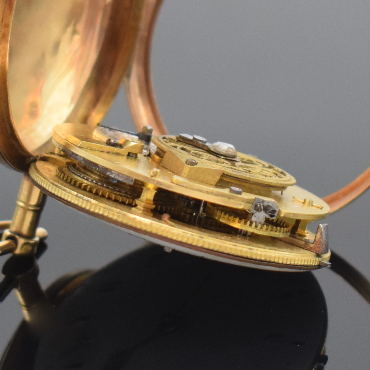 Detail c: ALARD A PARIS Spindeluhr in RoseG 750/000, Frankreich um 1800, glattes Geh. dell., Emailzifferbl. besch., Zeiger u. Glas zu ers., verg. Werk m. Kette ...