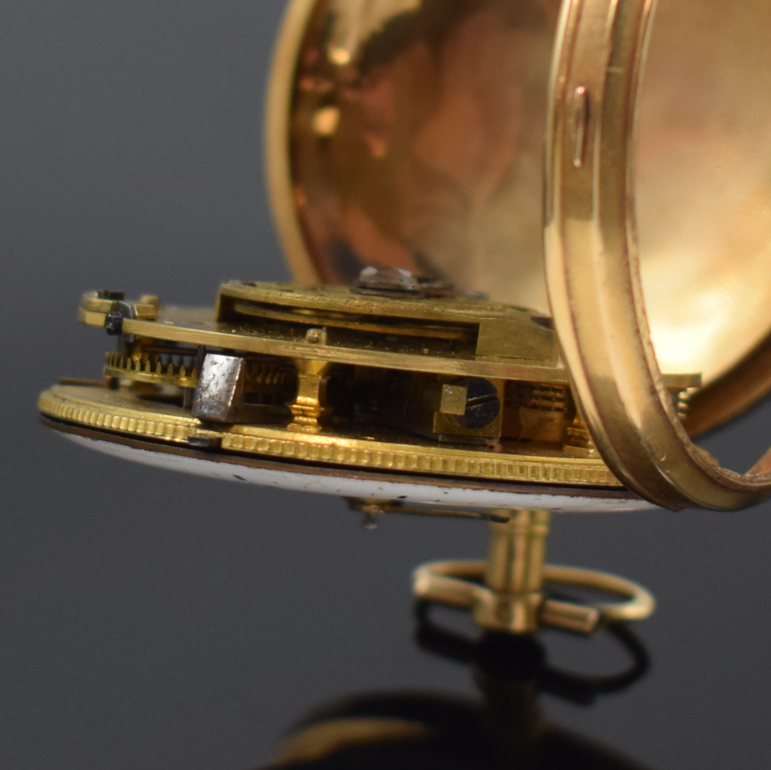 Detail d: ALARD A PARIS Spindeluhr in RoseG 750/000, Frankreich um 1800, glattes Geh. dell., Emailzifferbl. besch., Zeiger u. Glas zu ers., verg. Werk m. Kette ...