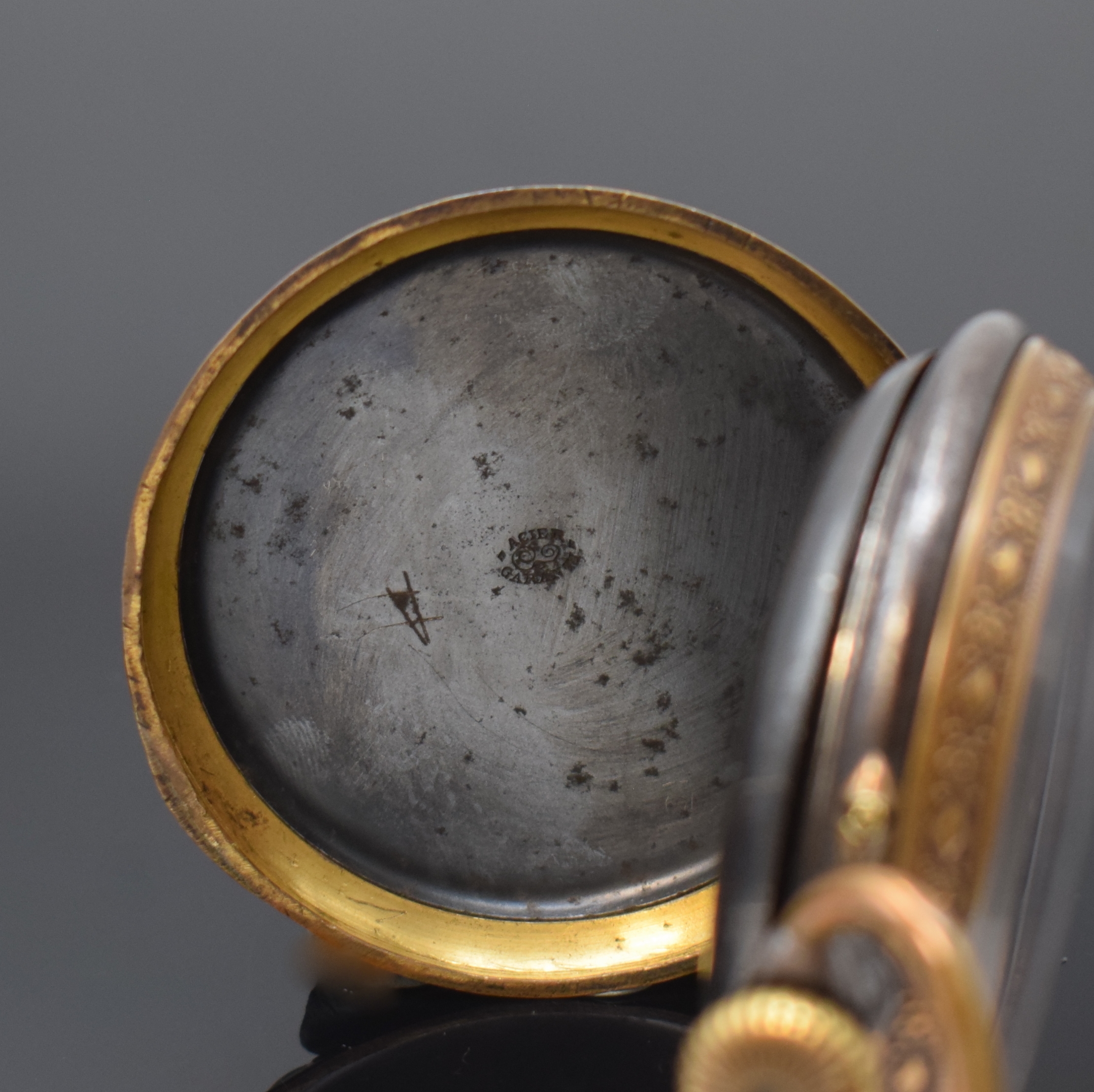 Detail b: "REGULATEUR" große Taschenuhr im brünierten Gehäuse, Schweiz um 1890, glattes Geh. korrod., verzierte Messing-Ränder, schönes ...