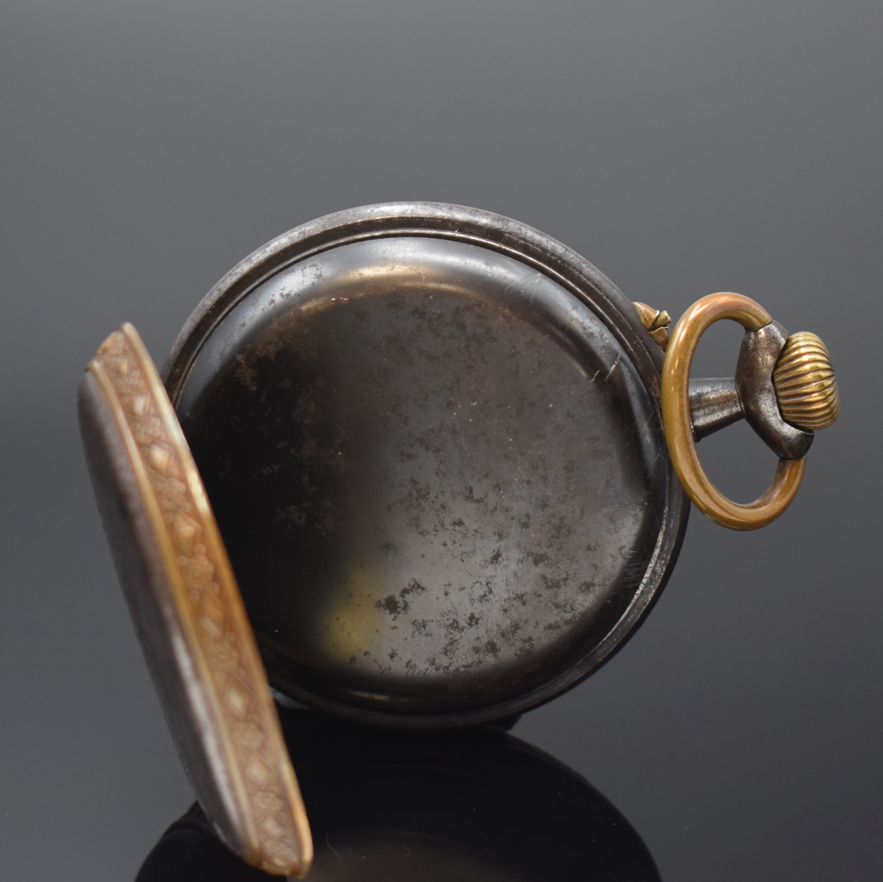 Detail c: "REGULATEUR" große Taschenuhr im brünierten Gehäuse, Schweiz um 1890, glattes Geh. korrod., verzierte Messing-Ränder, schönes ...
