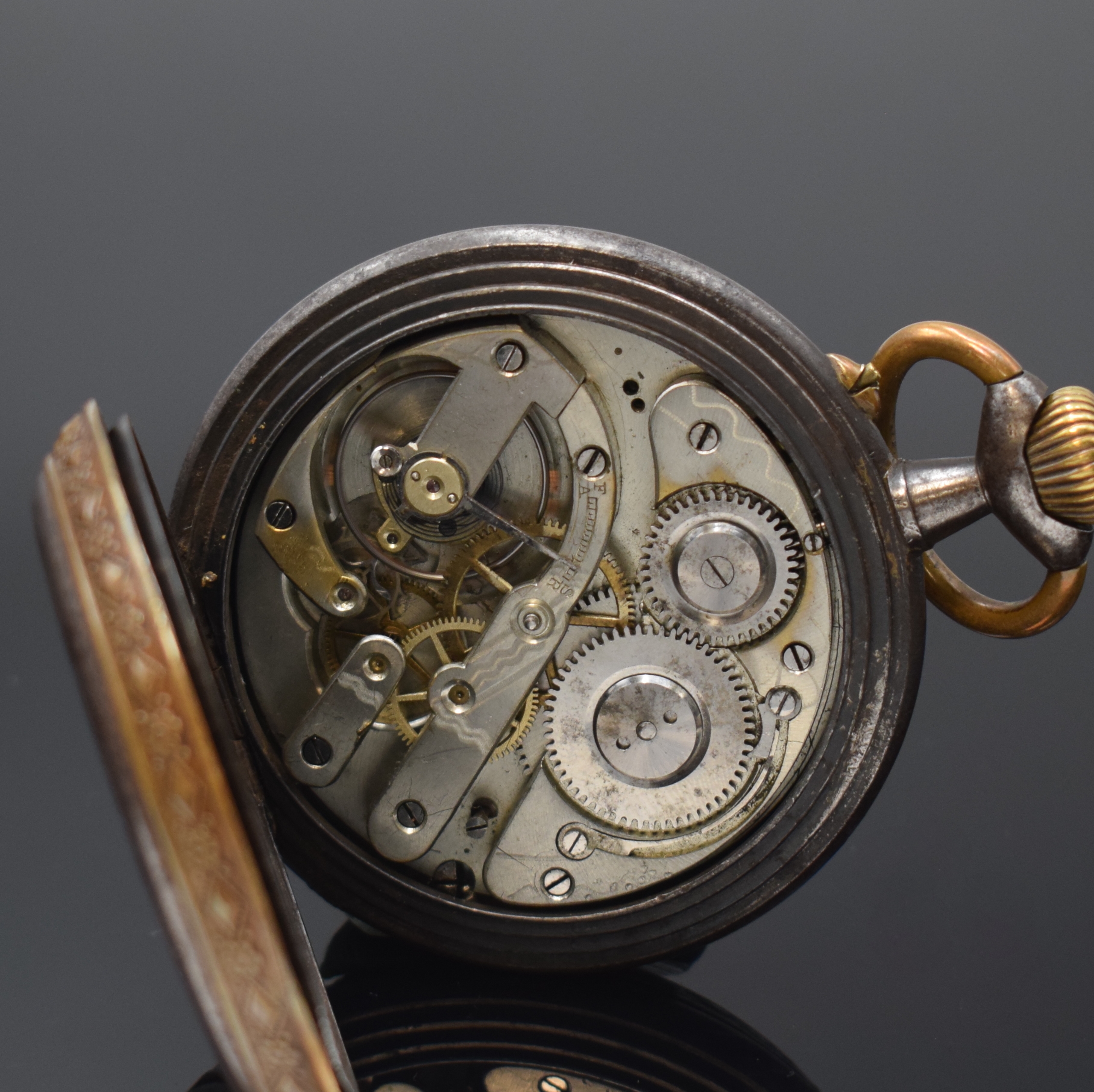 Detail d: "REGULATEUR" große Taschenuhr im brünierten Gehäuse, Schweiz um 1890, glattes Geh. korrod., verzierte Messing-Ränder, schönes ...