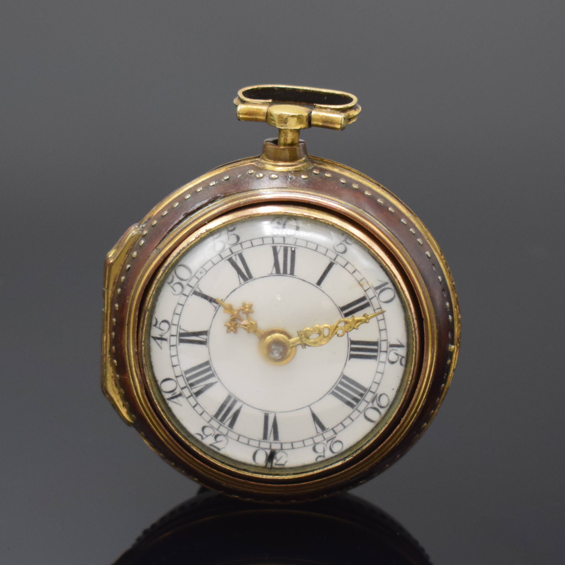 J. RICHSON London Spindeluhr mit Übergehäuse, England um 1760, verd. Geh., Schildpatt Übergeh., Emailzifferbl., röm. Zahlen u. arab. Minuterie, ...