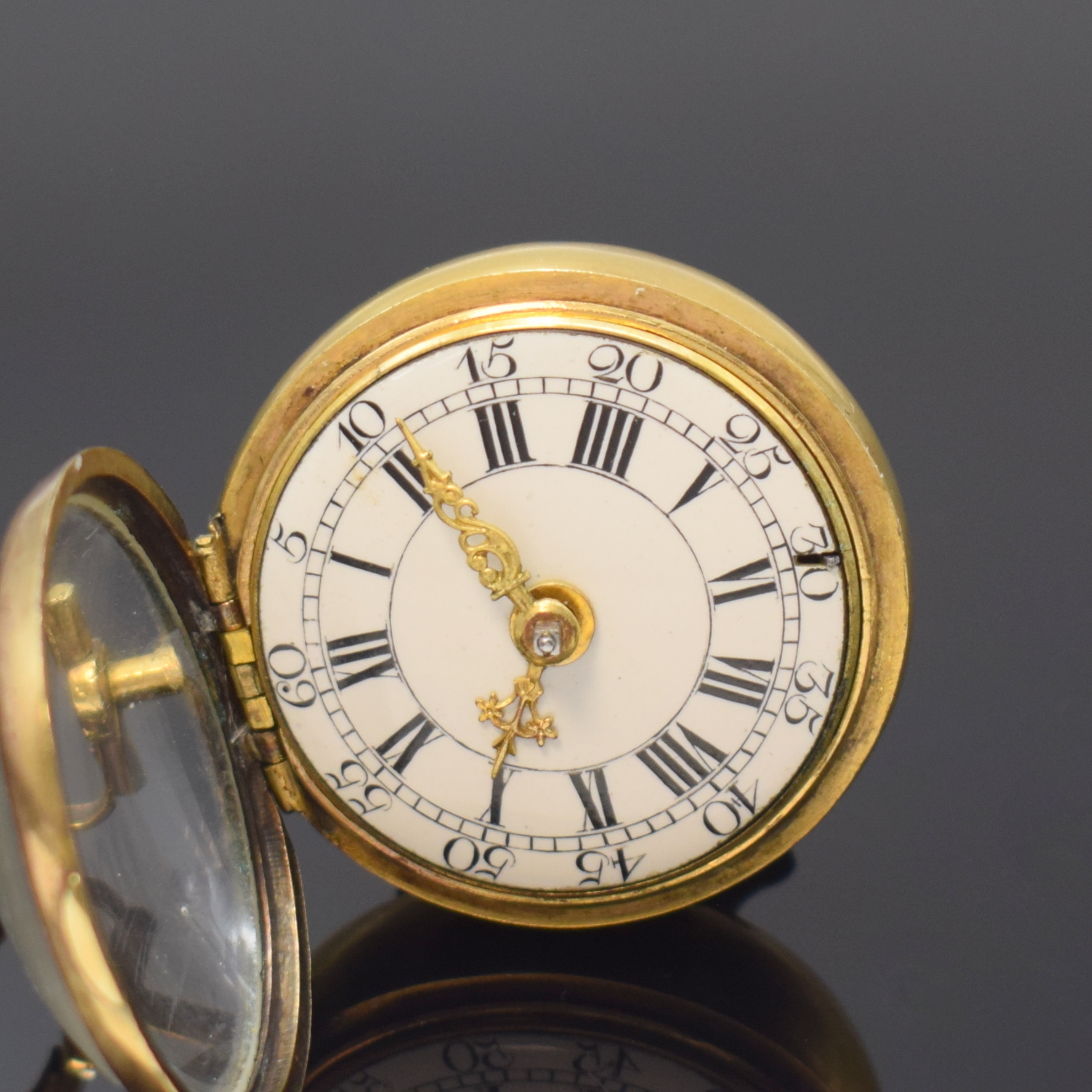 Detail c: J. RICHSON London Spindeluhr mit Übergehäuse, England um 1760, verd. Geh., Schildpatt Übergeh., Emailzifferbl., röm. Zahlen u. arab. Minuterie, ...