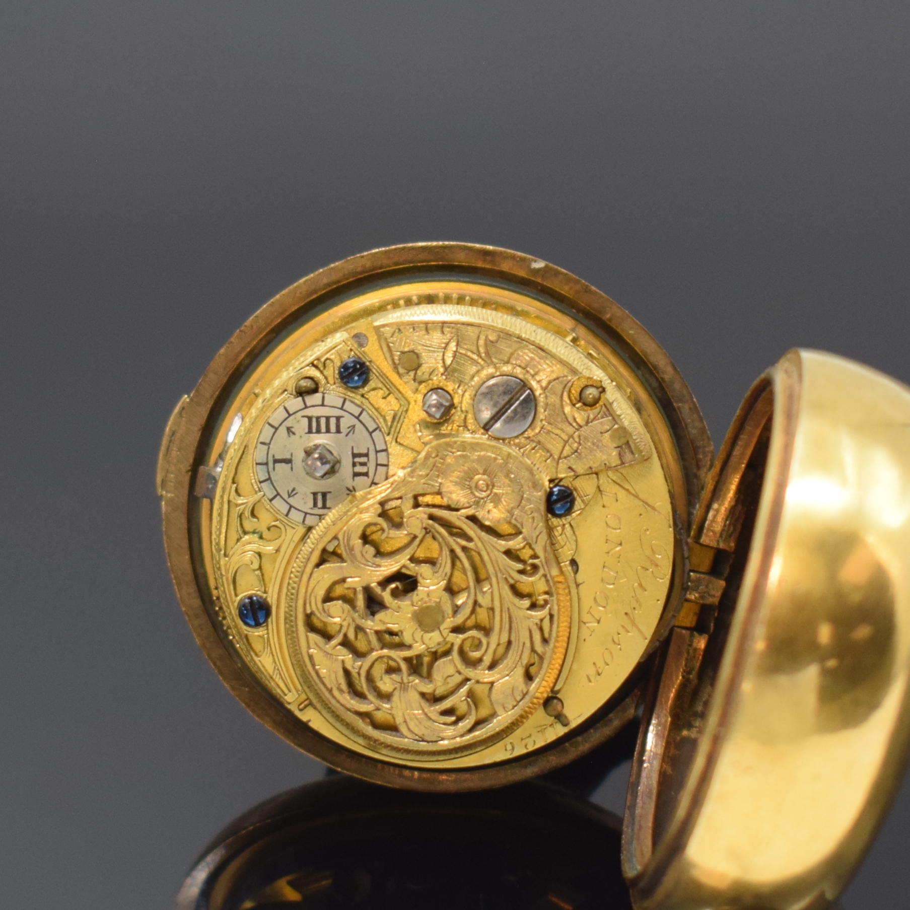 Detail d: J. RICHSON London Spindeluhr mit Übergehäuse, England um 1760, verd. Geh., Schildpatt Übergeh., Emailzifferbl., röm. Zahlen u. arab. Minuterie, ...