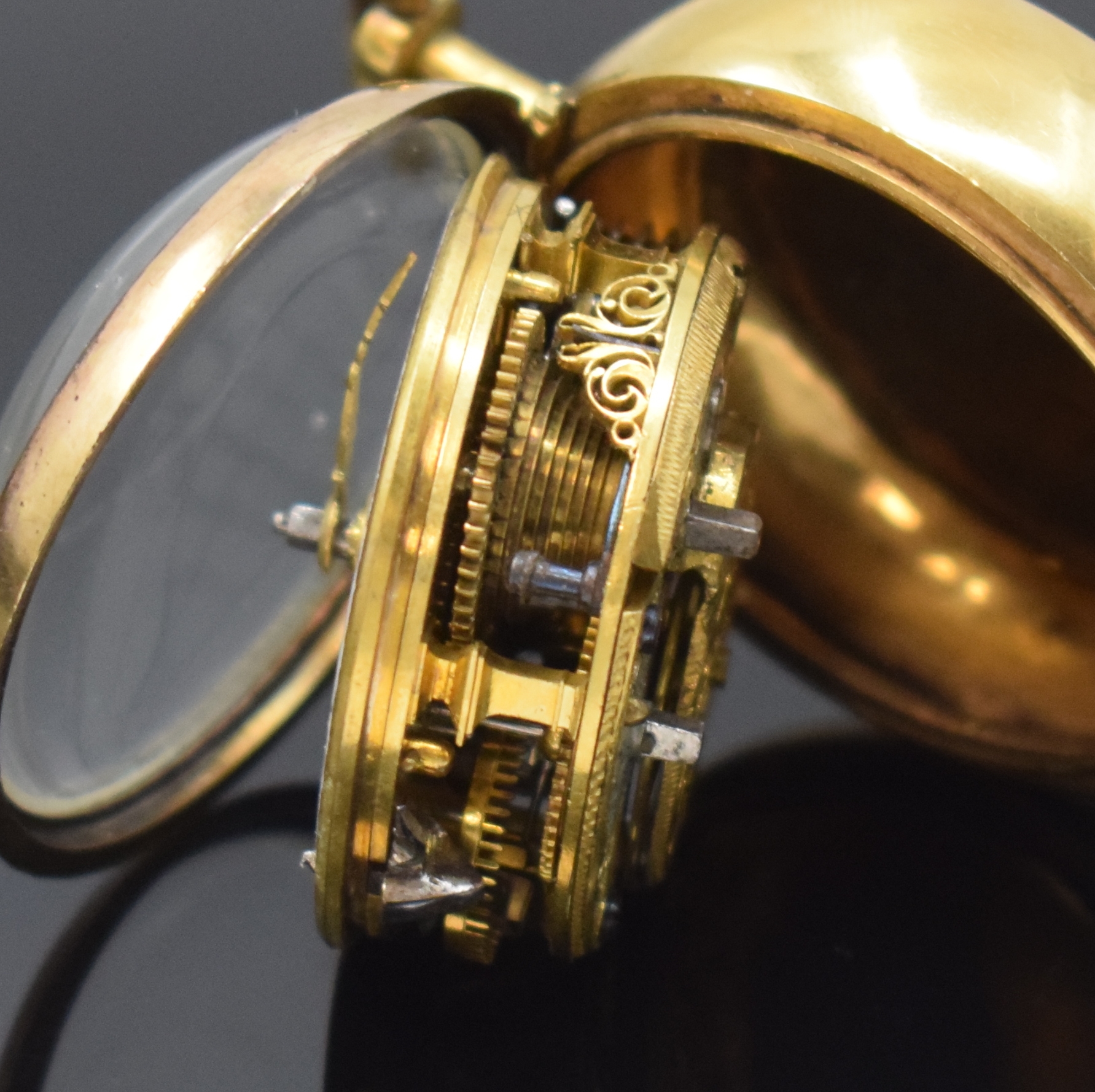 Detail e: J. RICHSON London Spindeluhr mit Übergehäuse, England um 1760, verd. Geh., Schildpatt Übergeh., Emailzifferbl., röm. Zahlen u. arab. Minuterie, ...