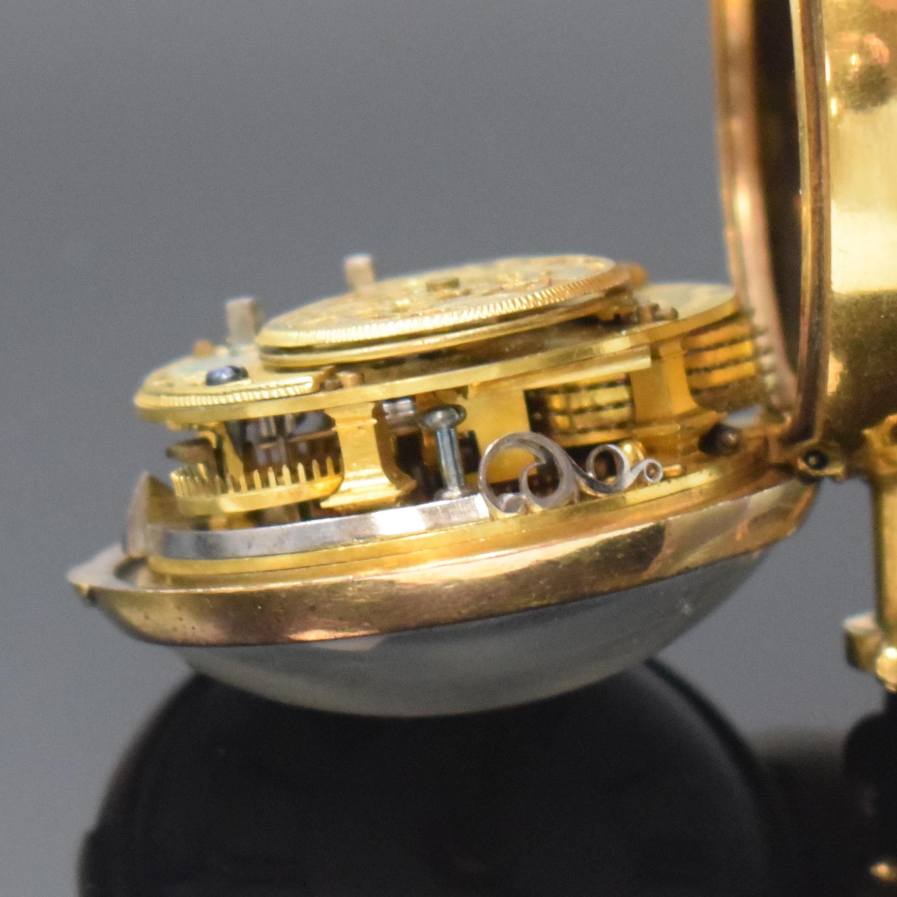 Detail f: J. RICHSON London Spindeluhr mit Übergehäuse, England um 1760, verd. Geh., Schildpatt Übergeh., Emailzifferbl., röm. Zahlen u. arab. Minuterie, ...