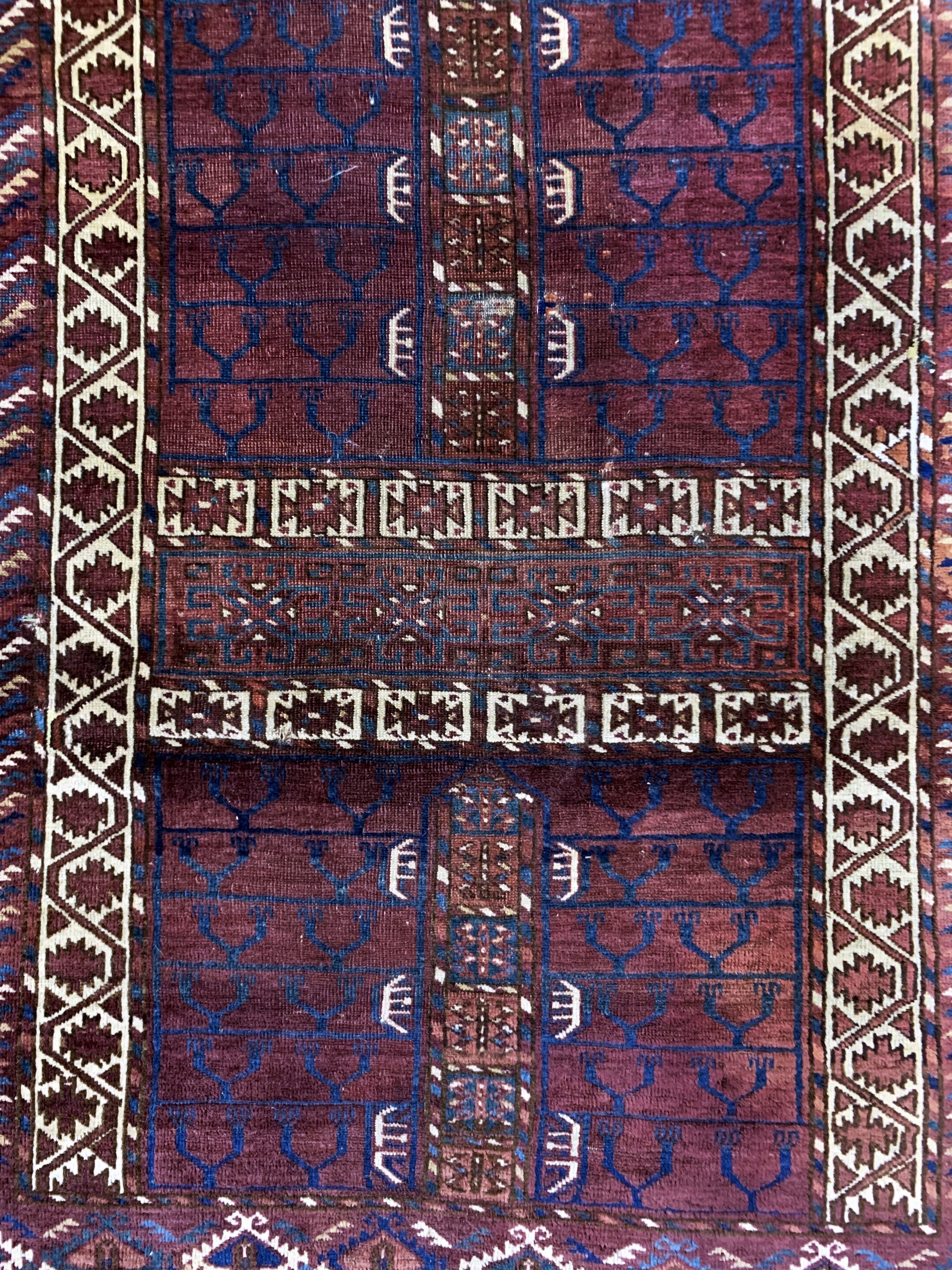 Detail b: Tekke Engsi antik, Turkmenistan, 19.Jhd, Wolle auf Wolle, ca. 140 x 113 cm, verkürzt, EHZ: 3