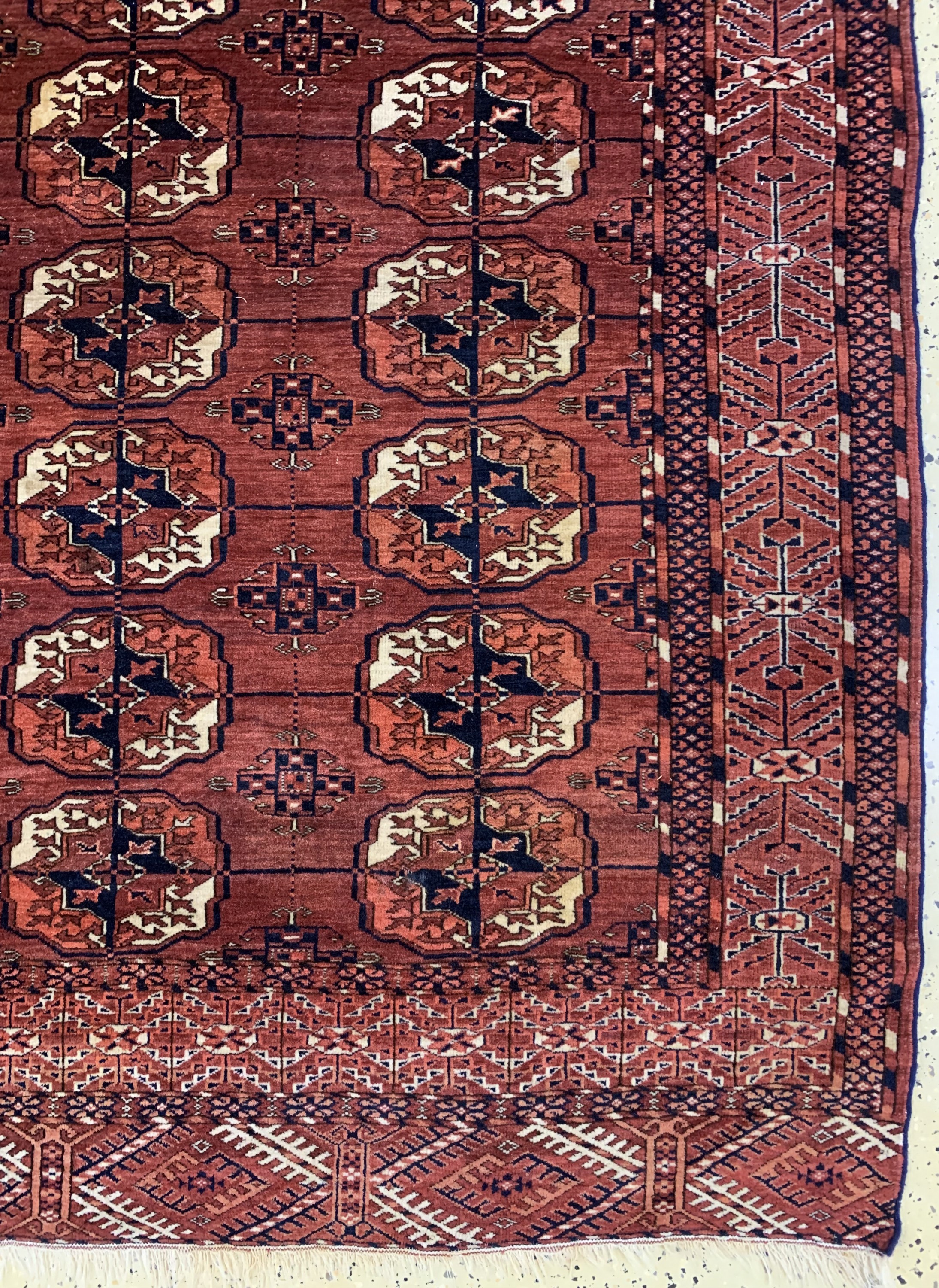 Detail a: Tekke Hauptteppich antik, Turkmenistan, 19.Jhd, Wolle auf Wolle, ca. 350 x 230 cm, EHZ: 2-3