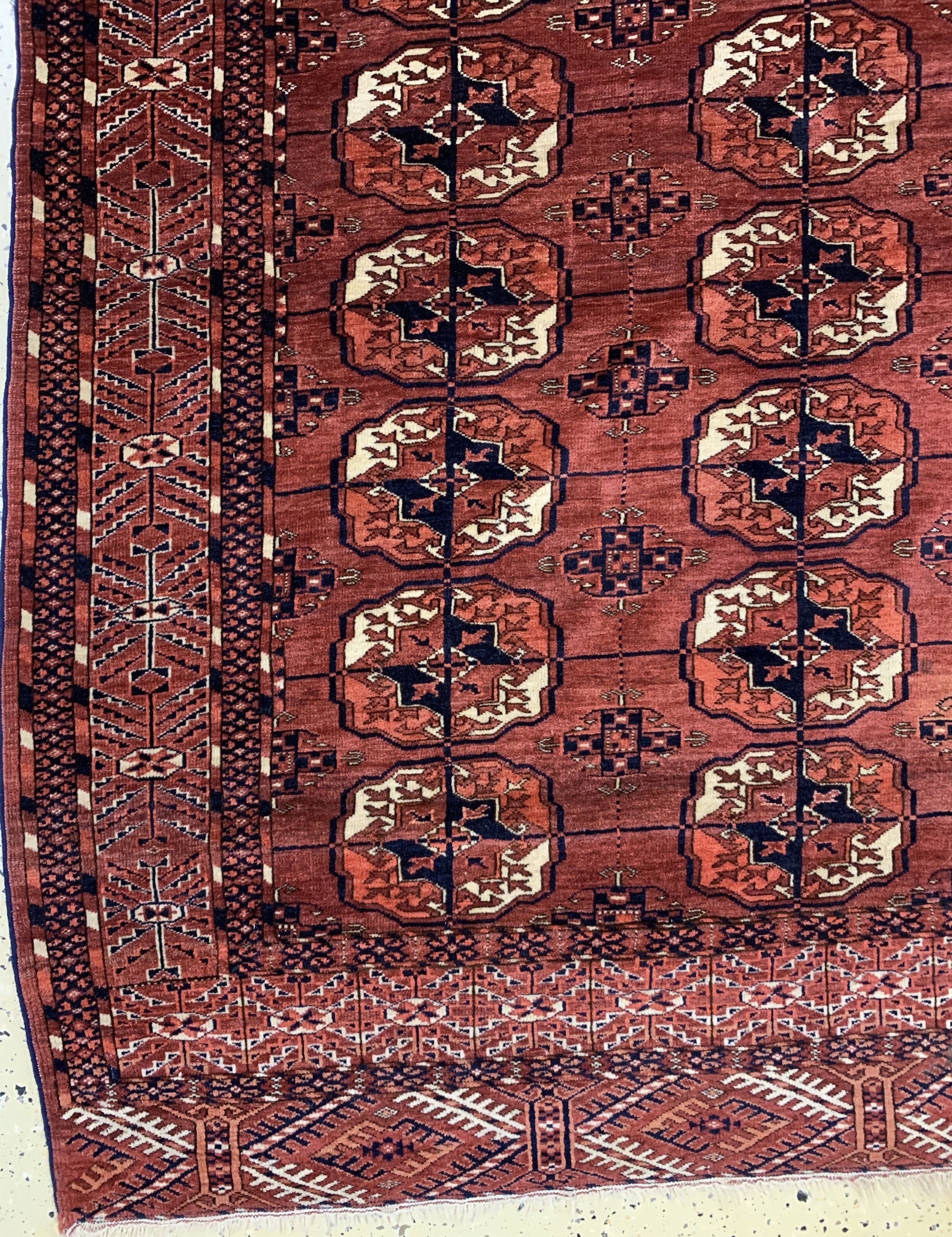 Detail b: Tekke Hauptteppich antik, Turkmenistan, 19.Jhd, Wolle auf Wolle, ca. 350 x 230 cm, EHZ: 2-3