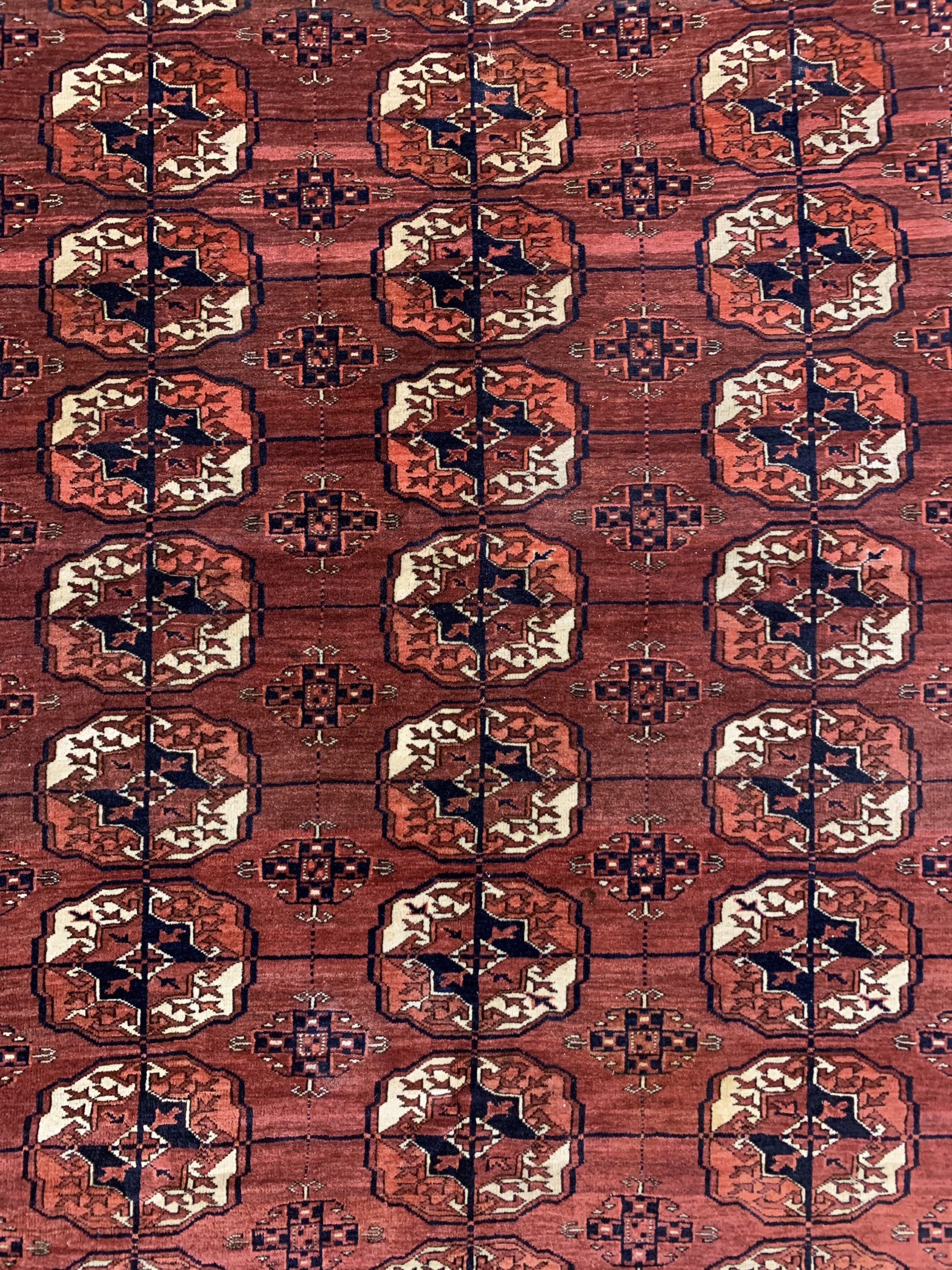 Detail c: Tekke Hauptteppich antik, Turkmenistan, 19.Jhd, Wolle auf Wolle, ca. 350 x 230 cm, EHZ: 2-3