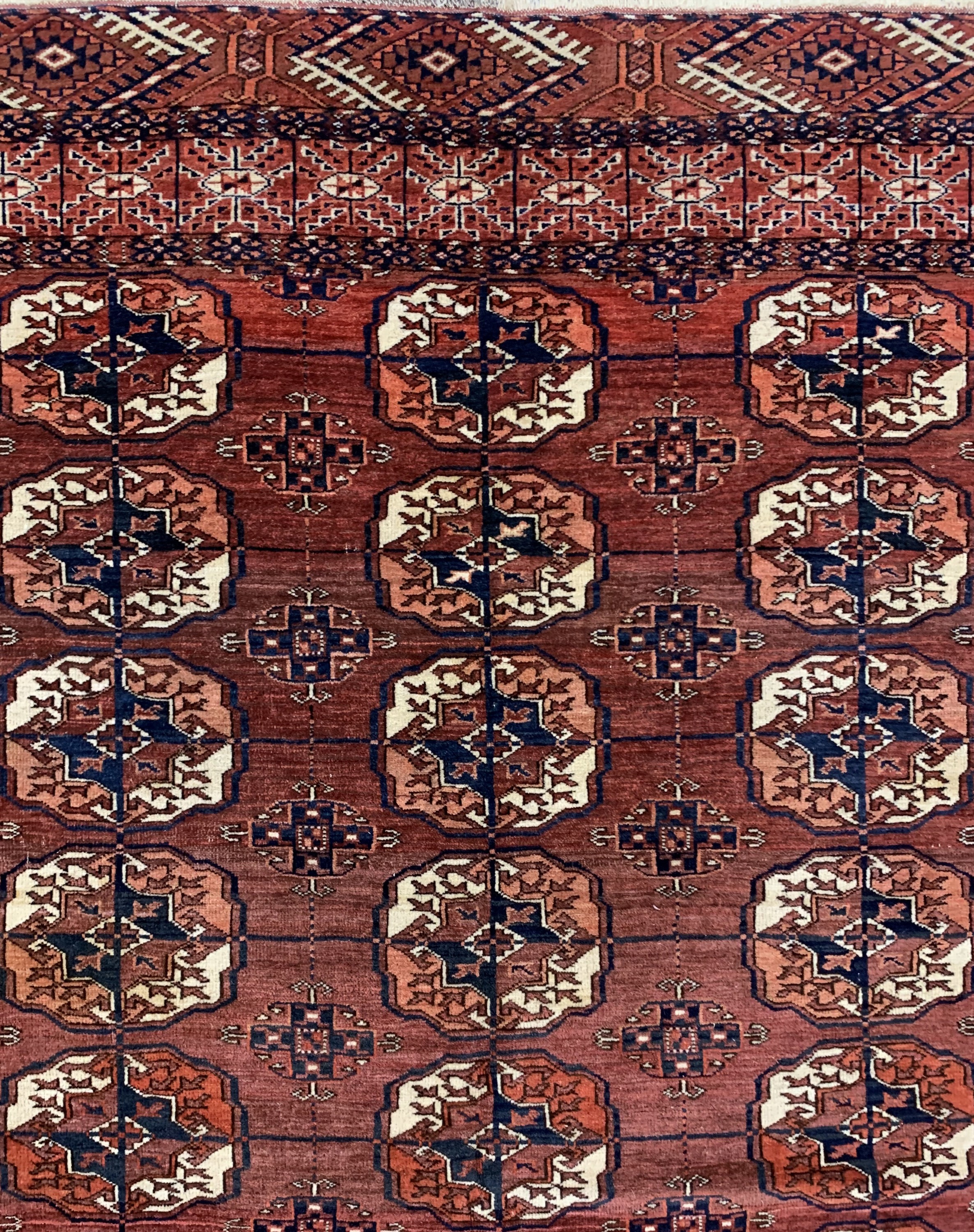 Detail e: Tekke Hauptteppich antik, Turkmenistan, 19.Jhd, Wolle auf Wolle, ca. 350 x 230 cm, EHZ: 2-3