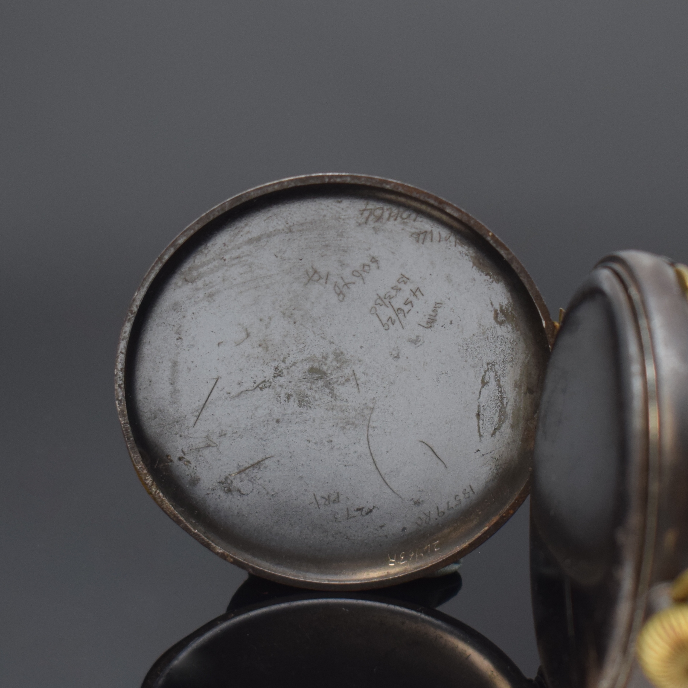 Detail b: Offene Taschenuhr mit 1/4-Std.-Repetition im brünierten Eisengehäuse, Schweiz um 1920, glattes Geh. korrod., Schlagwerk-Auslösung über Schieber ...
