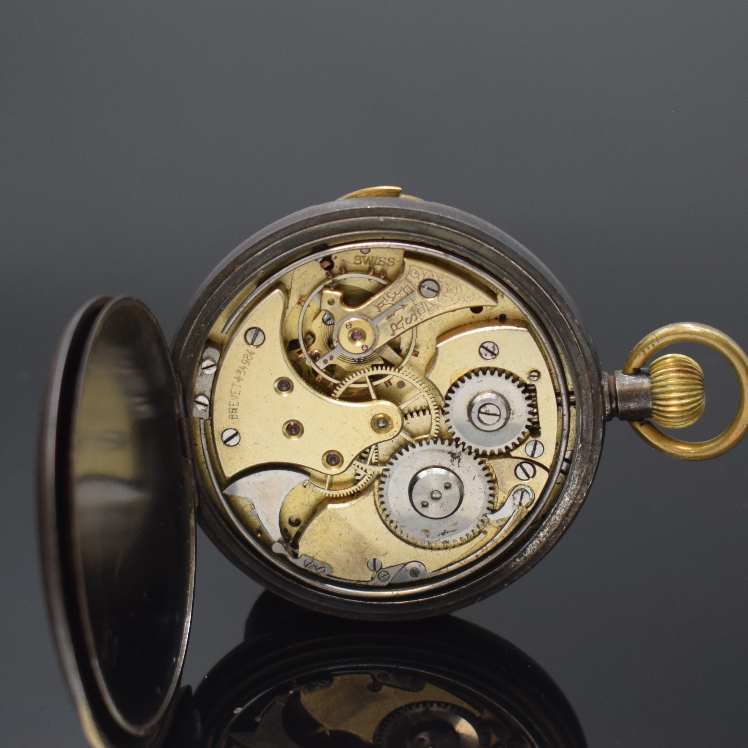 Detail c: Offene Taschenuhr mit 1/4-Std.-Repetition im brünierten Eisengehäuse, Schweiz um 1920, glattes Geh. korrod., Schlagwerk-Auslösung über Schieber ...
