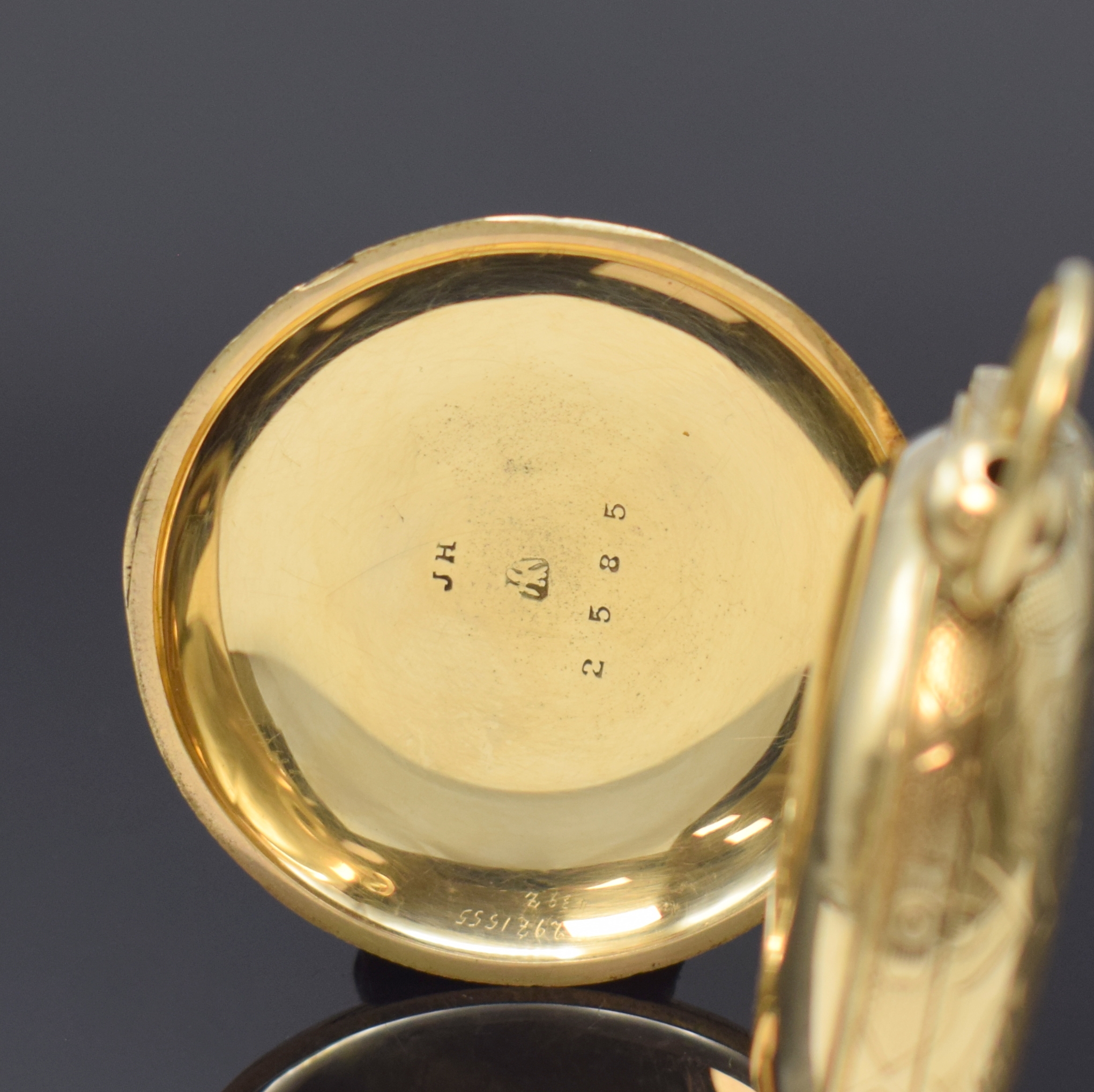 Detail d: JOS. JOHNSON Liverpool schwere Savonette in GG 585/000, England um 1850, Schlüsselaufzug, fein grav. u. guill. Geh., Savonette-Drücker fehlt, sign. ...