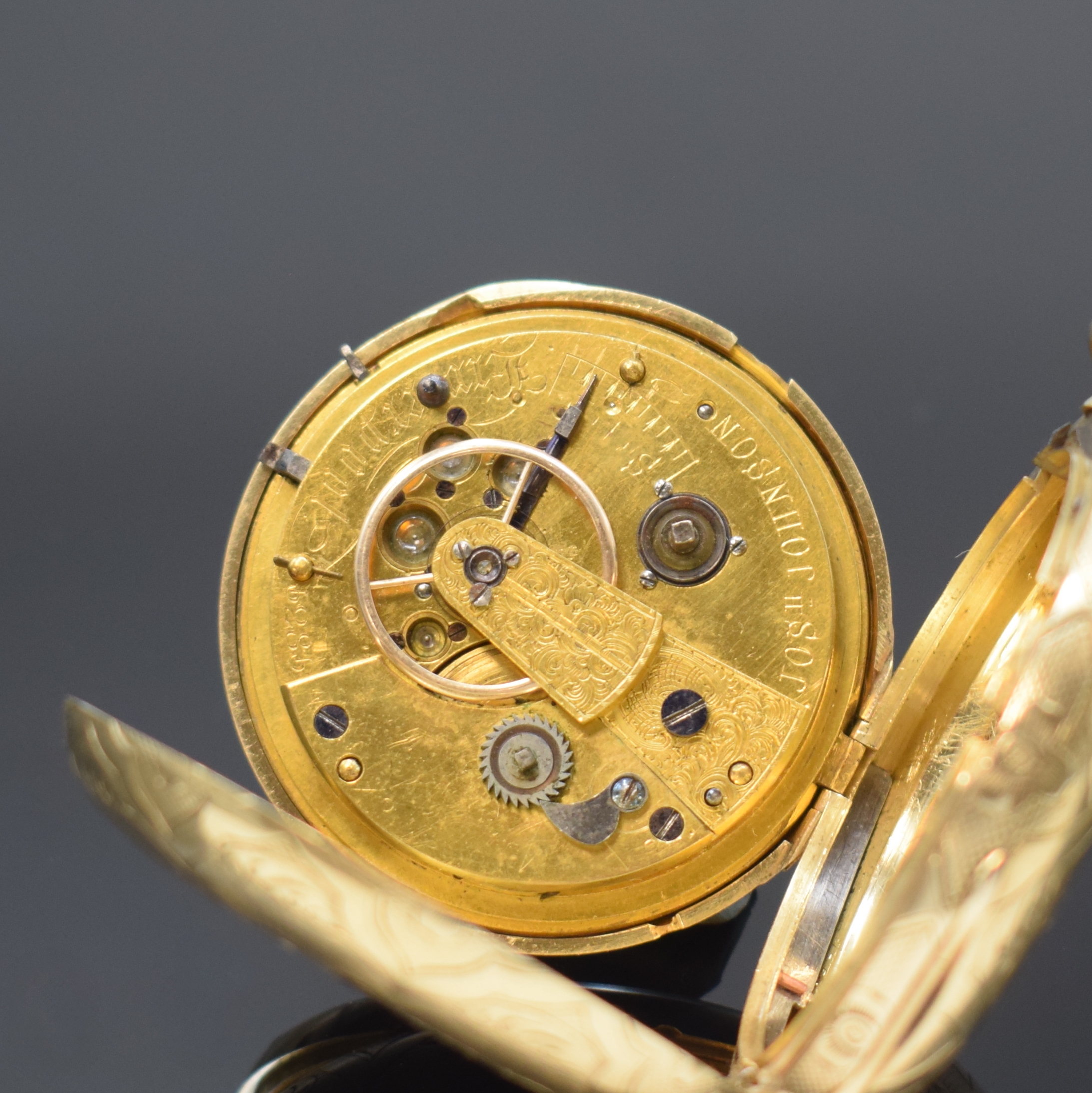 Detail f: JOS. JOHNSON Liverpool schwere Savonette in GG 585/000, England um 1850, Schlüsselaufzug, fein grav. u. guill. Geh., Savonette-Drücker fehlt, sign. ...