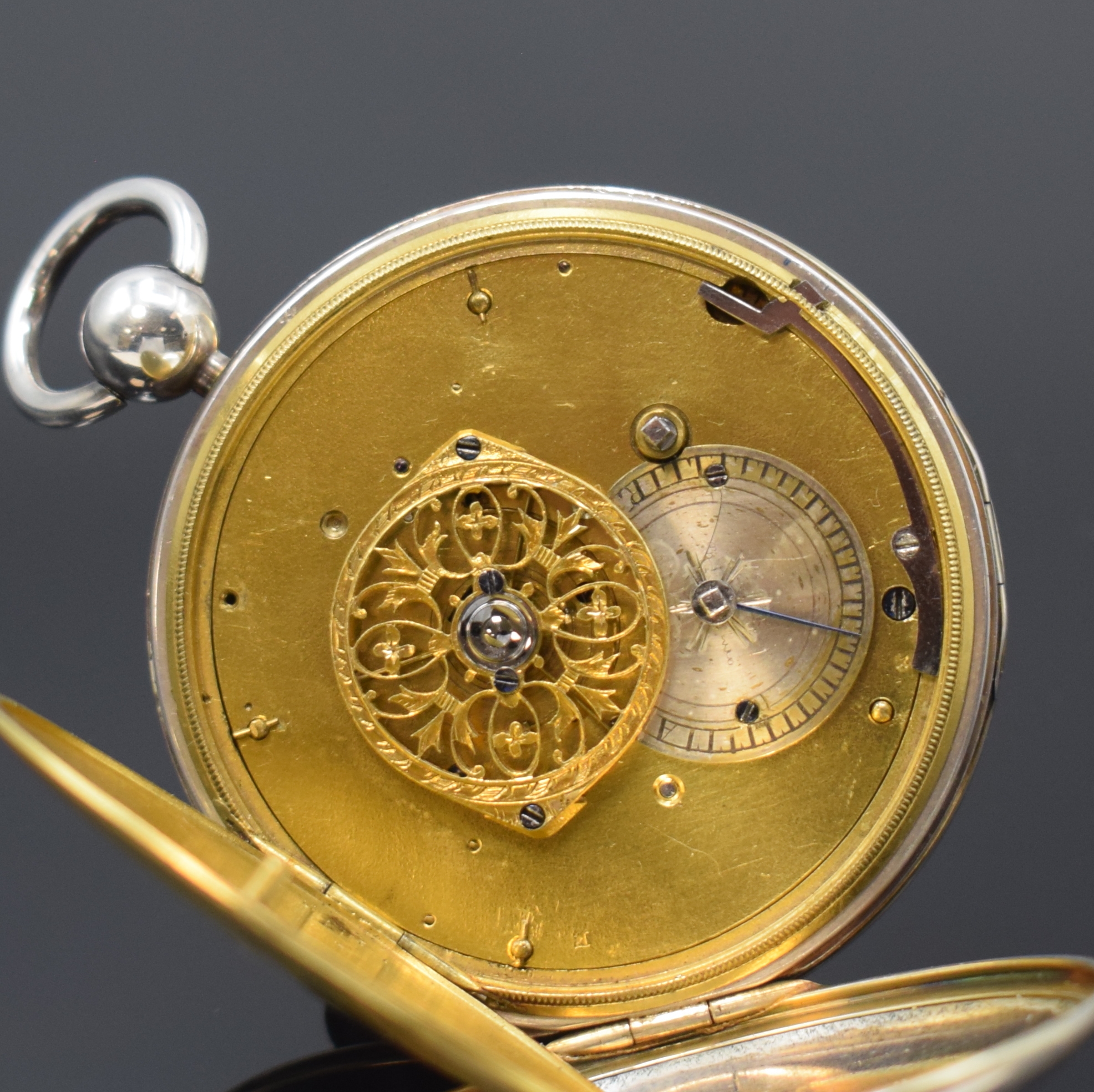 Detail d: ALEXANDRE A Paris Spindeluhr in Silber mit geprägtem Goldzifferblatt, Frankreich um 1820, glattes Geh. m. geradem Rand u. Kugel- Pendant, ...