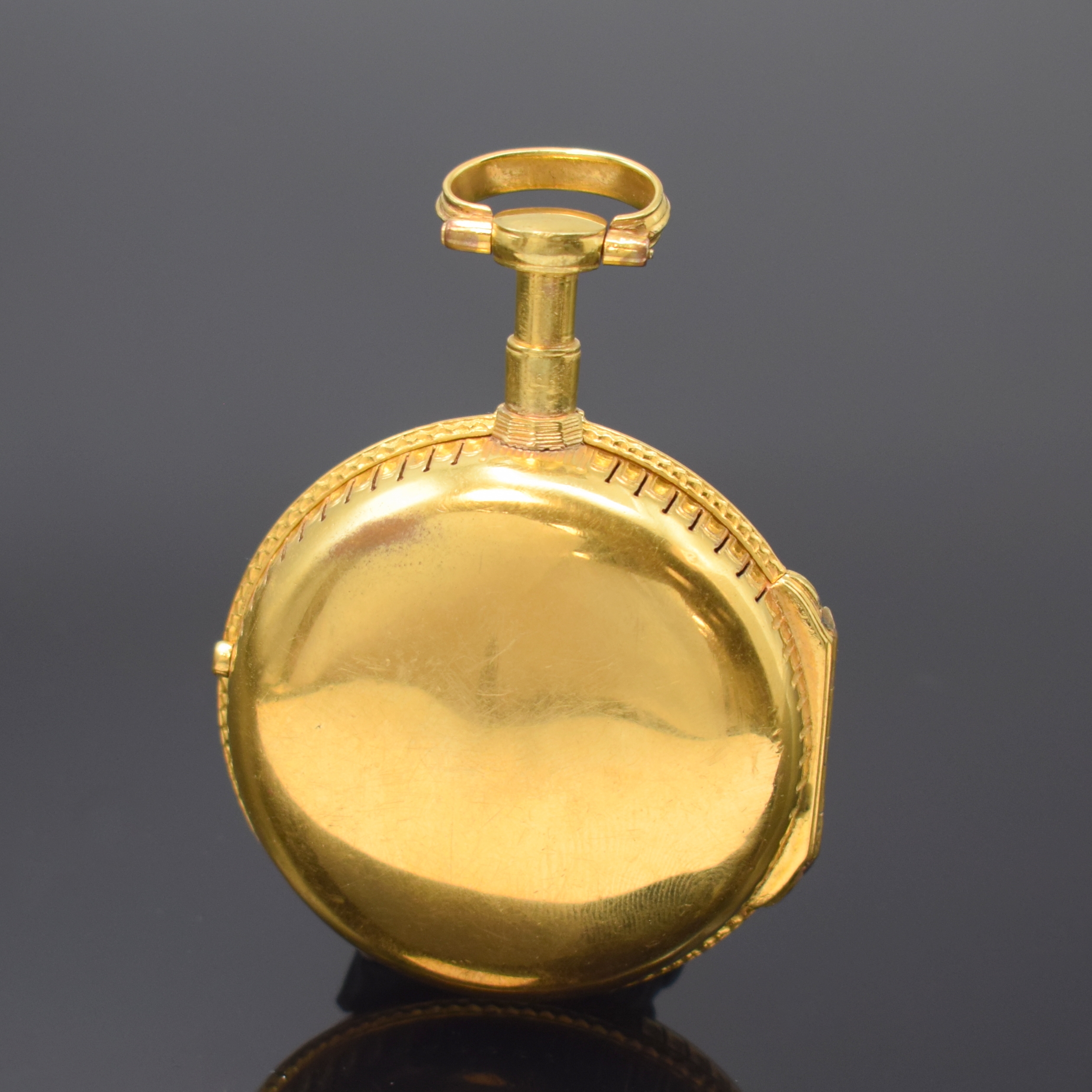 Detail b: HONNORE LIEUTAUD Marseille Spindeluhr mit Wecker, Frankreich um 1770, verg. Geh., am Rand kanneliert u. durchbr., rot lack. Übergeh., beide m. ...