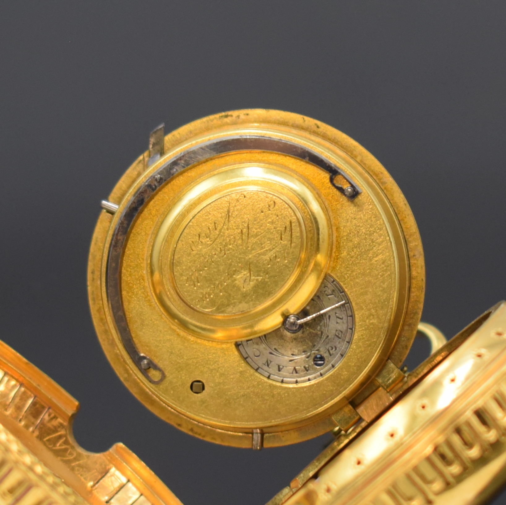 Detail d: HONNORE LIEUTAUD Marseille Spindeluhr mit Wecker, Frankreich um 1770, verg. Geh., am Rand kanneliert u. durchbr., rot lack. Übergeh., beide m. ...