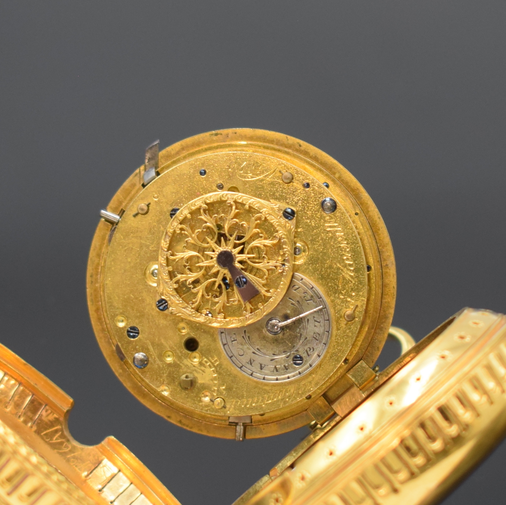 Detail e: HONNORE LIEUTAUD Marseille Spindeluhr mit Wecker, Frankreich um 1770, verg. Geh., am Rand kanneliert u. durchbr., rot lack. Übergeh., beide m. ...