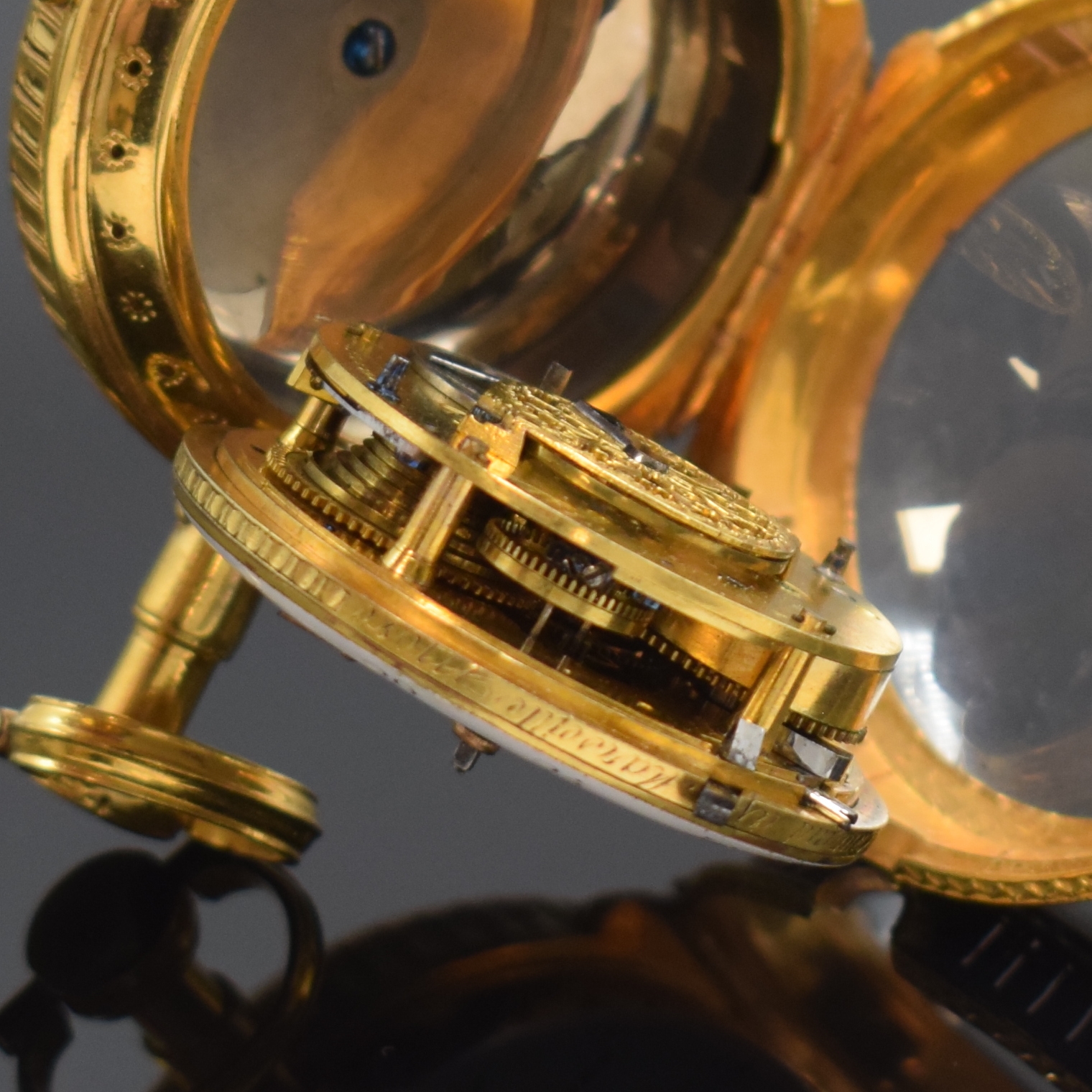 Detail f: HONNORE LIEUTAUD Marseille Spindeluhr mit Wecker, Frankreich um 1770, verg. Geh., am Rand kanneliert u. durchbr., rot lack. Übergeh., beide m. ...