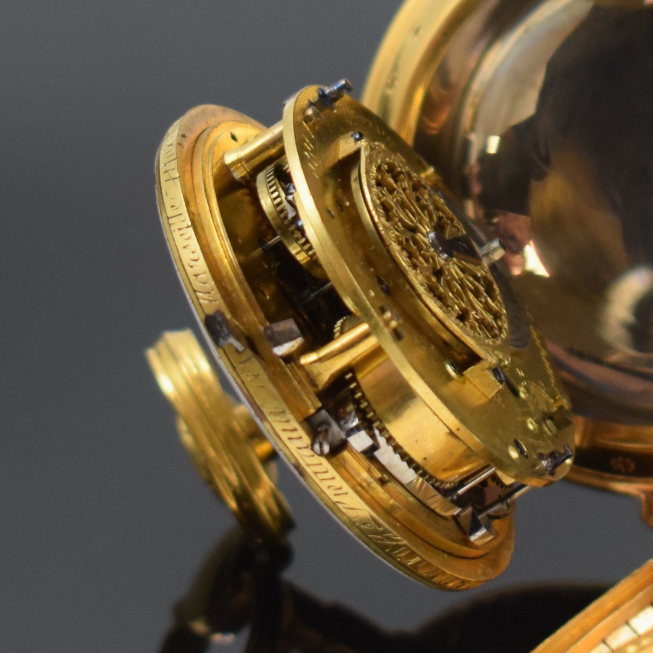 Detail g: HONNORE LIEUTAUD Marseille Spindeluhr mit Wecker, Frankreich um 1770, verg. Geh., am Rand kanneliert u. durchbr., rot lack. Übergeh., beide m. ...