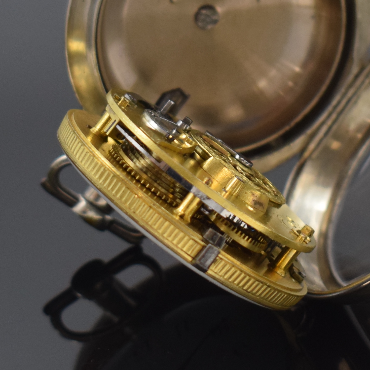Detail f: Spindeluhr mit 1/4-Std-Repetition in Silber mit Schildpatt-Übergehäuse, Schweiz um 1800, glattes Geh. dell., Übergeh. m. Schall- Löchern, am ...