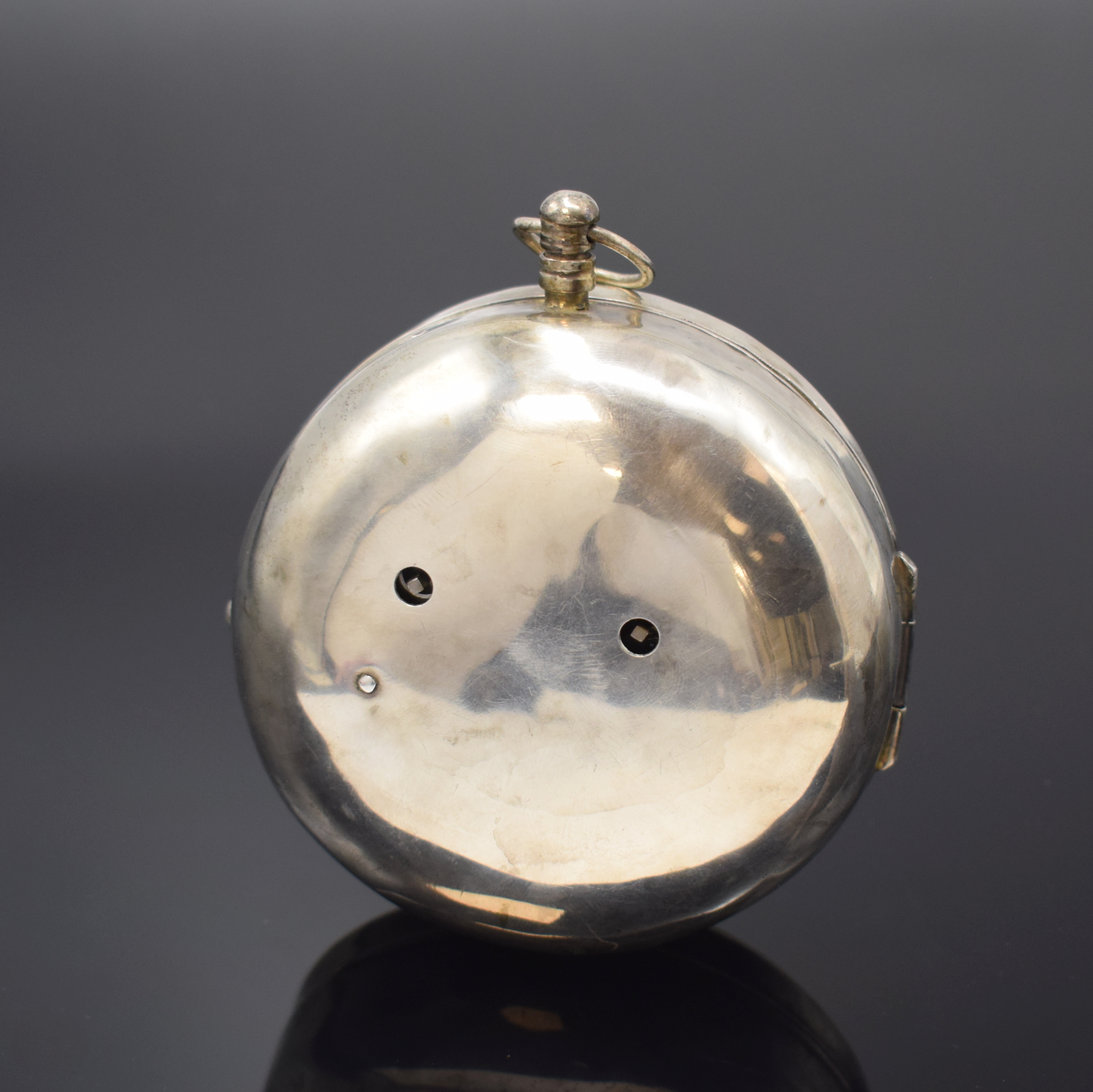Detail a: Großes Kutschenuhr-Werk mit seltener, früher Duplexhemmung und Halbstunden-Selbstschlag im späteren Silbergehäuse, Frankreich um 1770, glattes ...