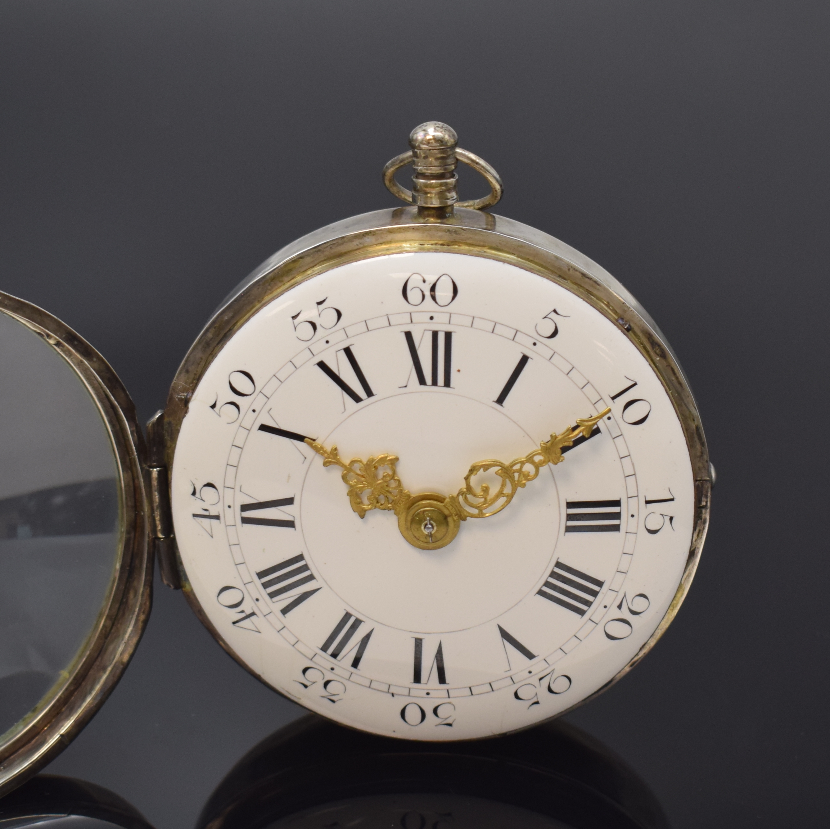 Detail b: Großes Kutschenuhr-Werk mit seltener, früher Duplexhemmung und Halbstunden-Selbstschlag im späteren Silbergehäuse, Frankreich um 1770, glattes ...