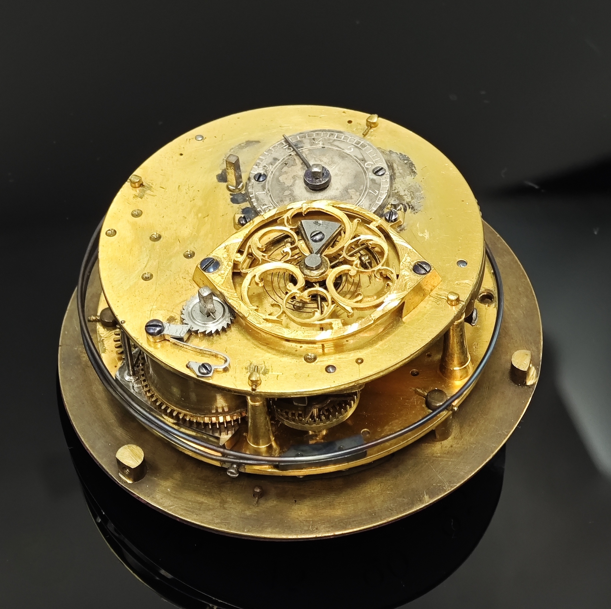 Detail c: Großes Kutschenuhr-Werk mit seltener, früher Duplexhemmung und Halbstunden-Selbstschlag im späteren Silbergehäuse, Frankreich um 1770, glattes ...