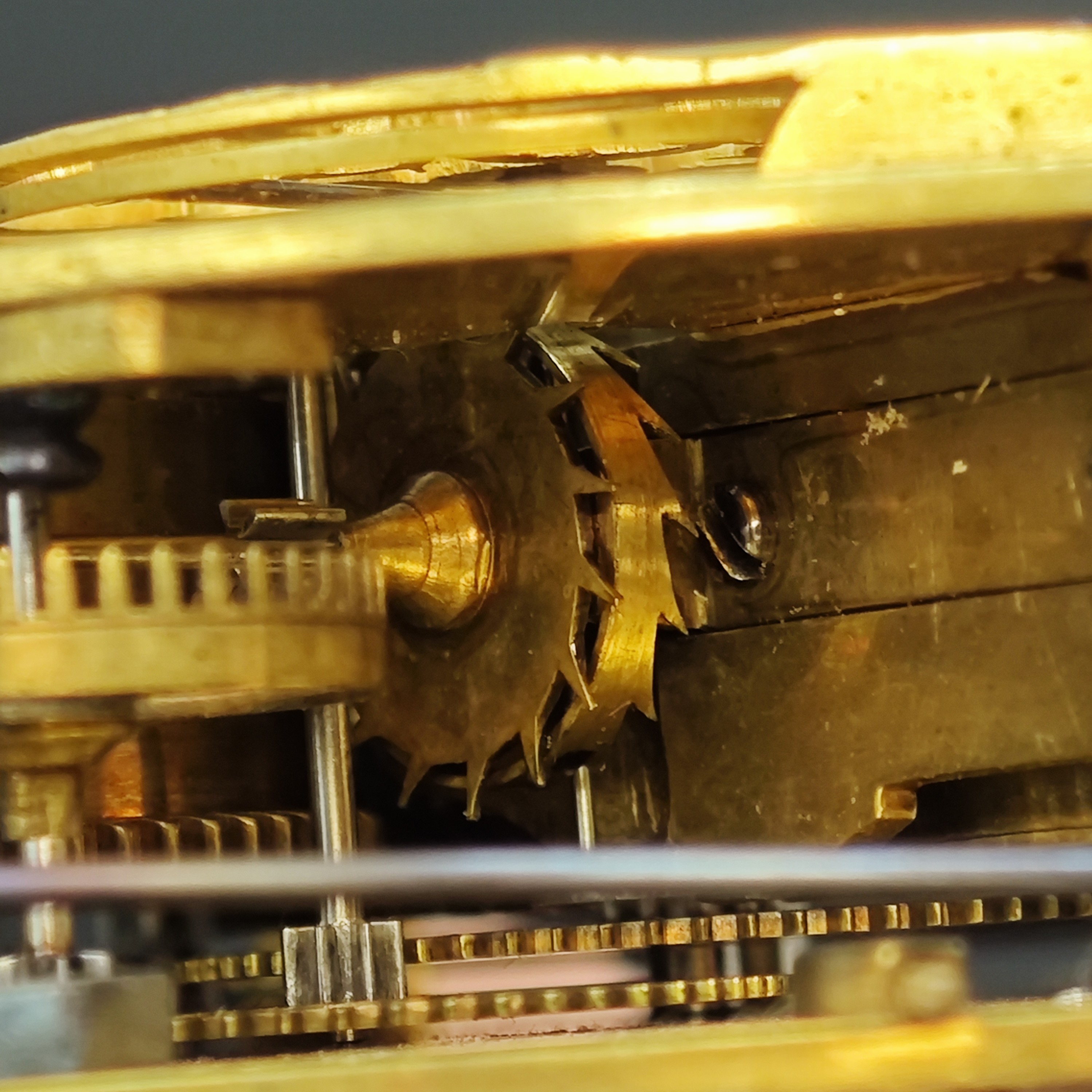 Detail d: Großes Kutschenuhr-Werk mit seltener, früher Duplexhemmung und Halbstunden-Selbstschlag im späteren Silbergehäuse, Frankreich um 1770, glattes ...