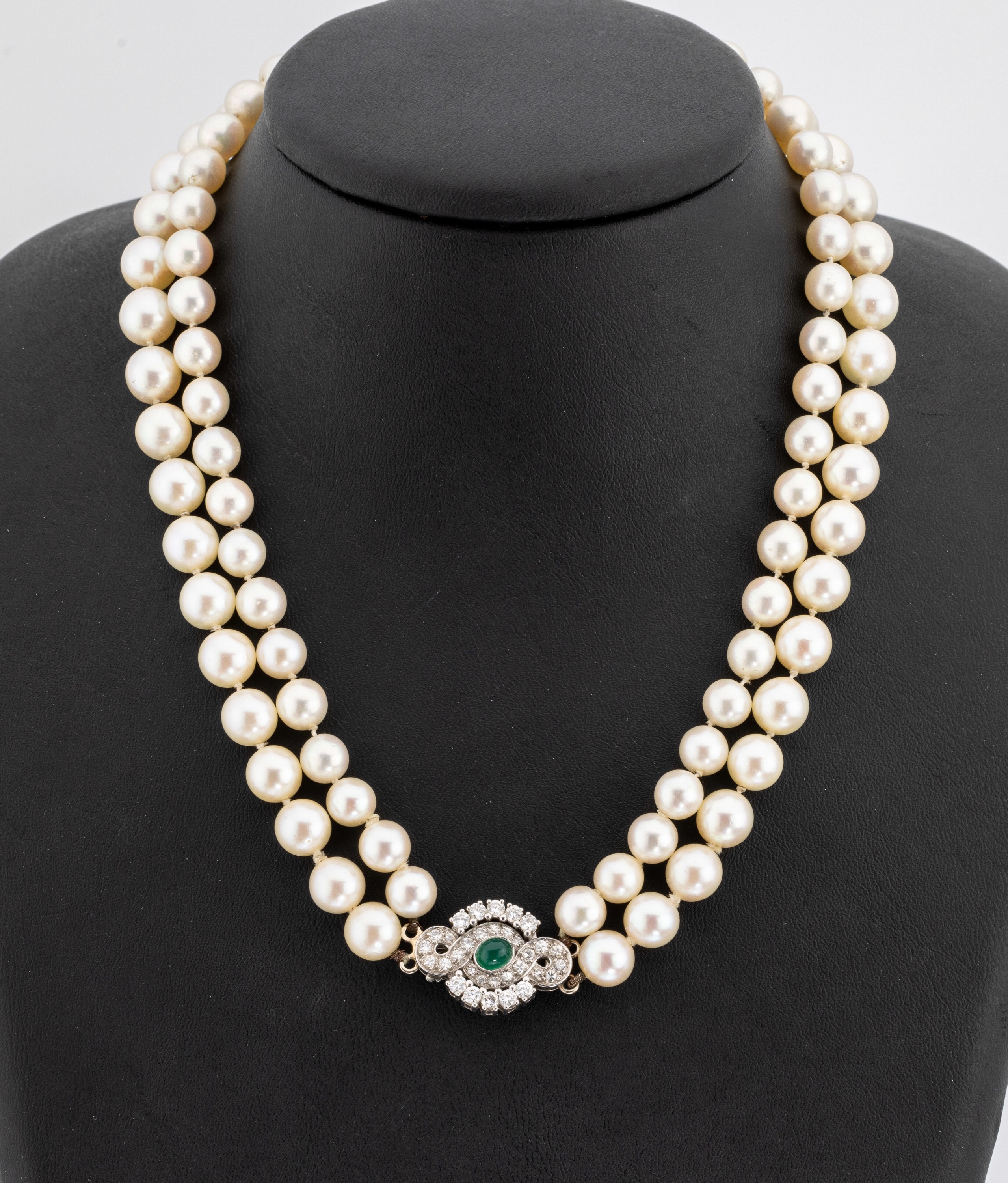 Zuchtperl-Collier an 18 kt Gold Diamant- Achat-Schmuckschließe, WG 750/000, 90 cremef. Akoyazuchtperlen, D. ca. 6-8 mm, Schließe bes. mit 32 ...