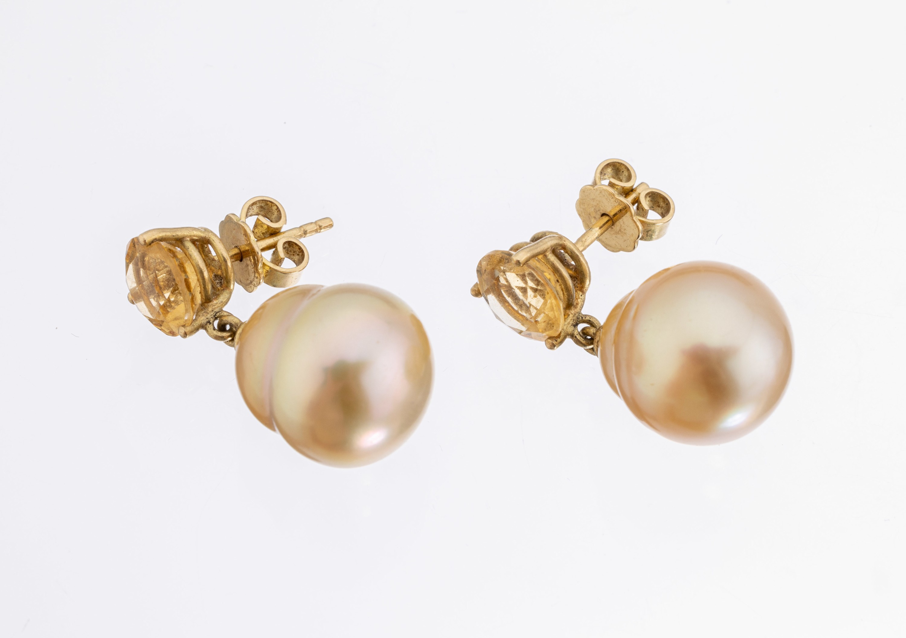 Paar 18 kt Gold Südseezuchtperl-Citrin- Ohrstecker, GG 750/000, 2 goldf. barocke Perlen, D. ca. 12 mm, 2 rundfacett. Citrine zus. ca. 4.0 ct, L. ...