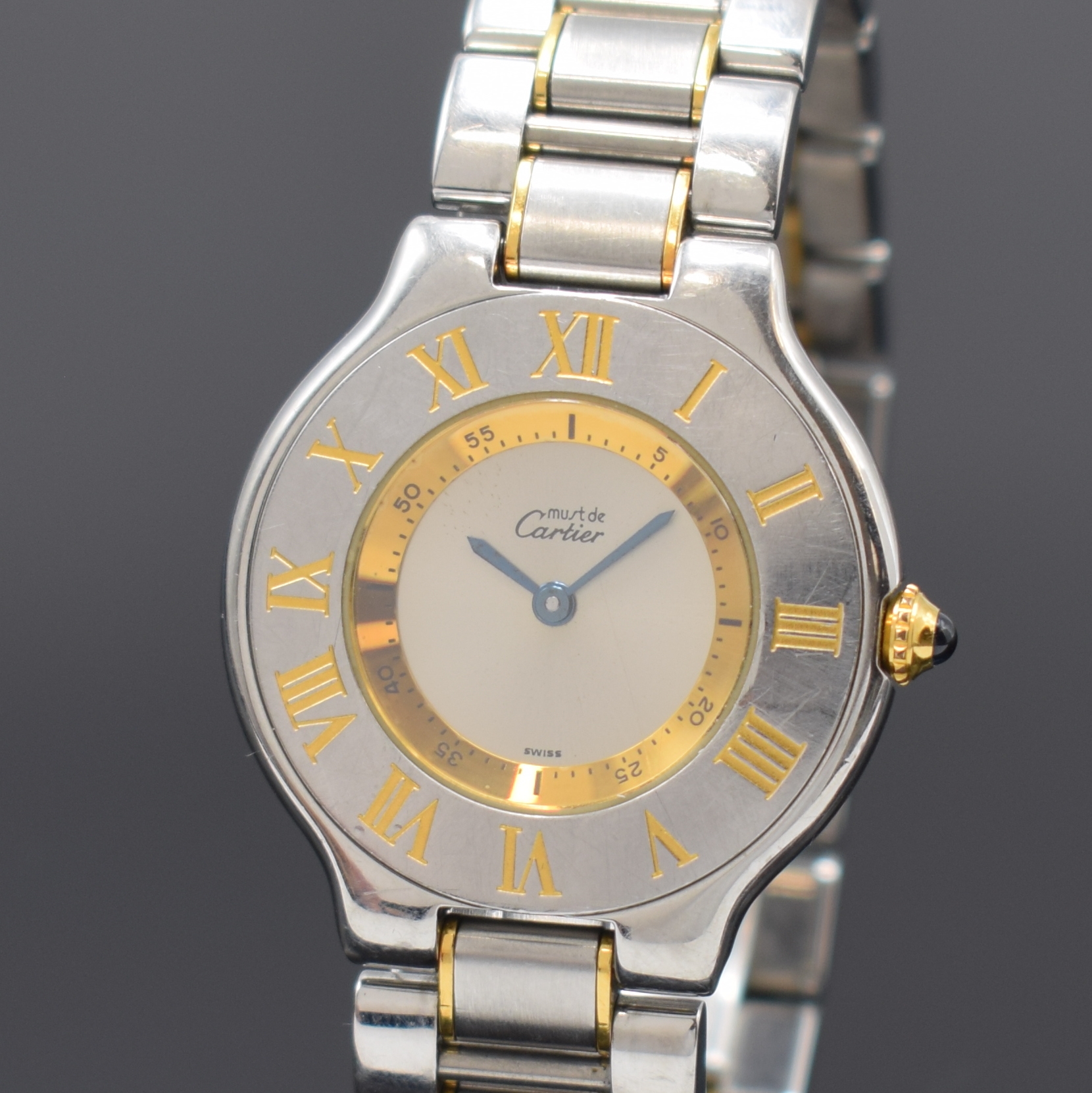 Detail a: CARTIER Damenarmbanduhr Linie 21 Referenz 1330, Schweiz um 2000, quarz, Edelstahlgeh. inkl. orig. Gliederband m. dopp. Faltschl., Boden 6-fach ...
