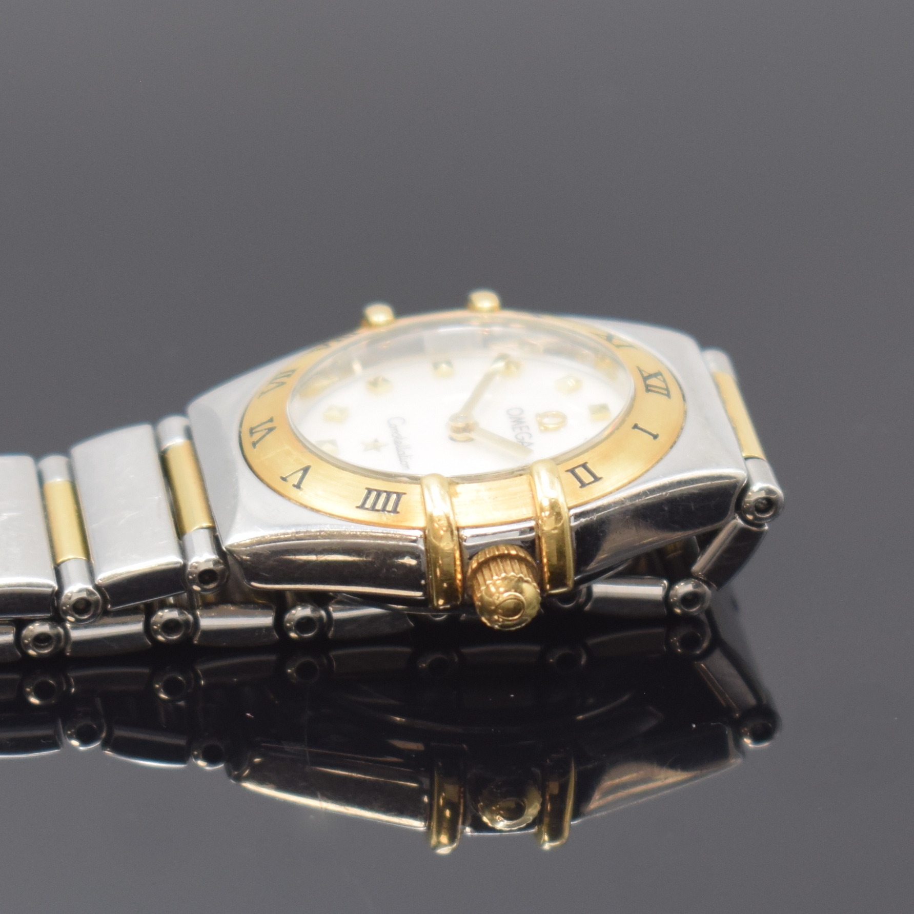 Detail c: OMEGA Damenarmbanduhr Constellation My Choice, Schweiz um 2005, quarz, Edelstahl/Gold komb., inkl. Gliederband m. Faltschl., Boden aufgedr., ...