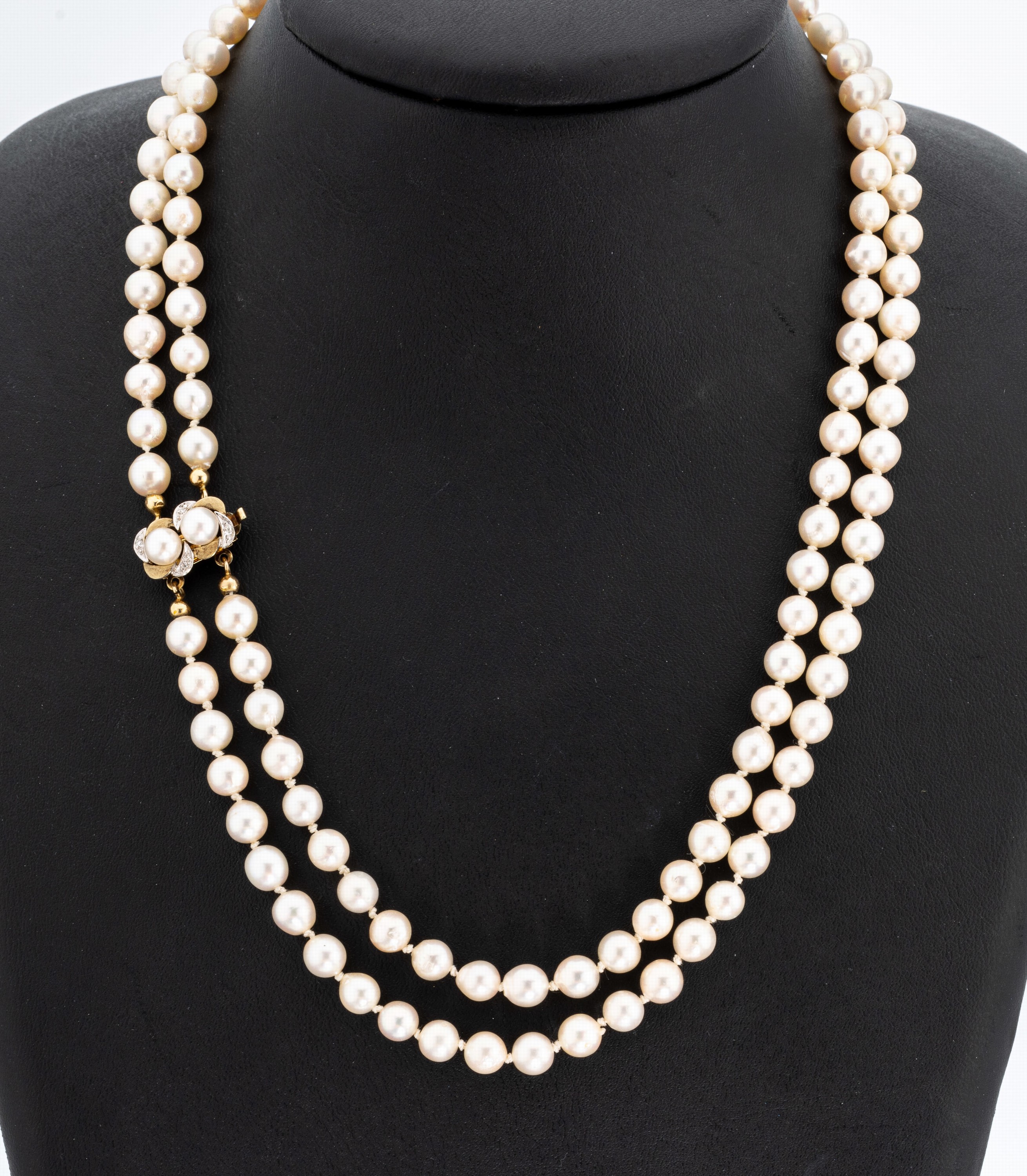 Zuchtperl-Collier mit 14 kt Gold Schmuckschließe, GG 585/000, 2-rhg. Akoyazuchtperlen, D. ca. 5.8 mm, Kastenschlossmit kl. 8/8-Diamanten, L. ca. 50 ...