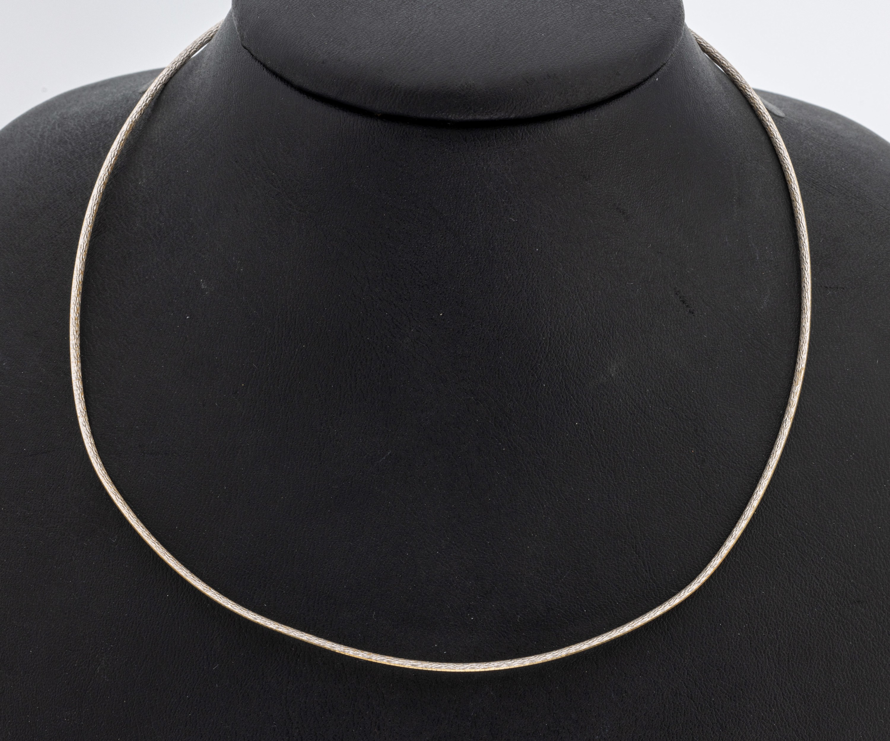 18 kt Gold Halsreif, GG/WG 750/000, 1 SeiteWG strukturiert, 1 Seite GG poliert, L. ca. 40cm, kl. Knickstelle, Karabinerschließe, ca. 6.9 g