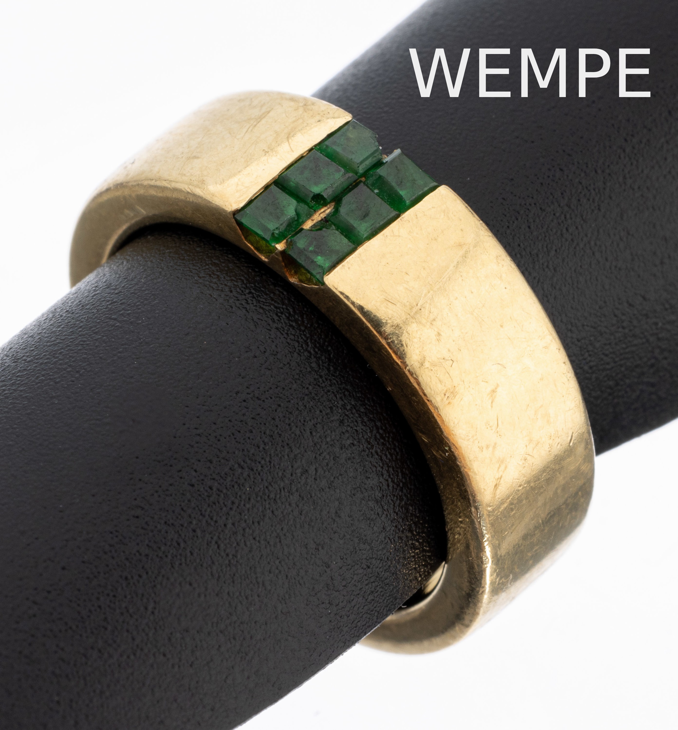 18 kt Gold WEMPE Smaragd-Ring, GG 750/000, Spannringoptik, 6 kl. Smaragd-Carrees (besch.), RW 53, ca. 13.0 g, sign.