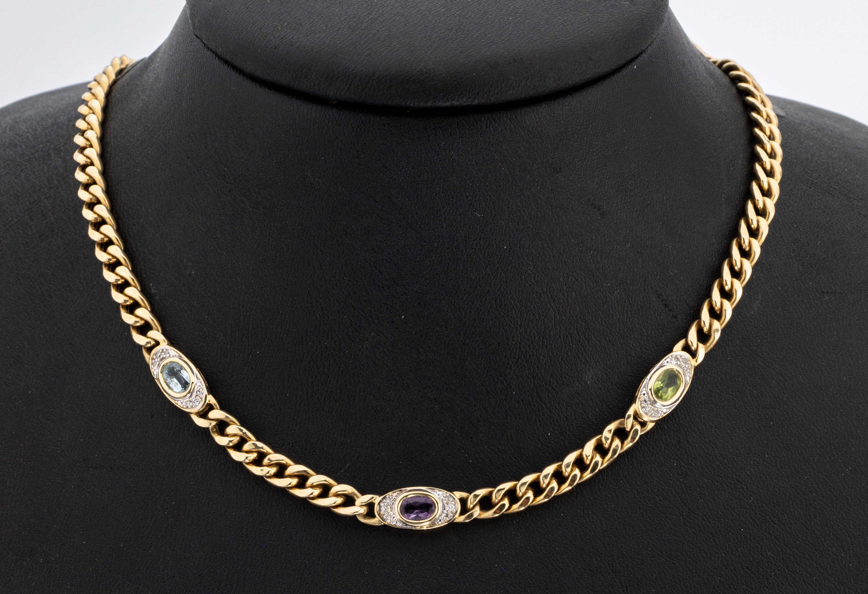 14 kt Gold Farbstein-Diamant-Collier, GG 585/000, schlichte Gestaltung, Mittelteil mit 3 ovalen Gliedern, 1 ovalfacett. Peridot, 1 ovalfacett. ...