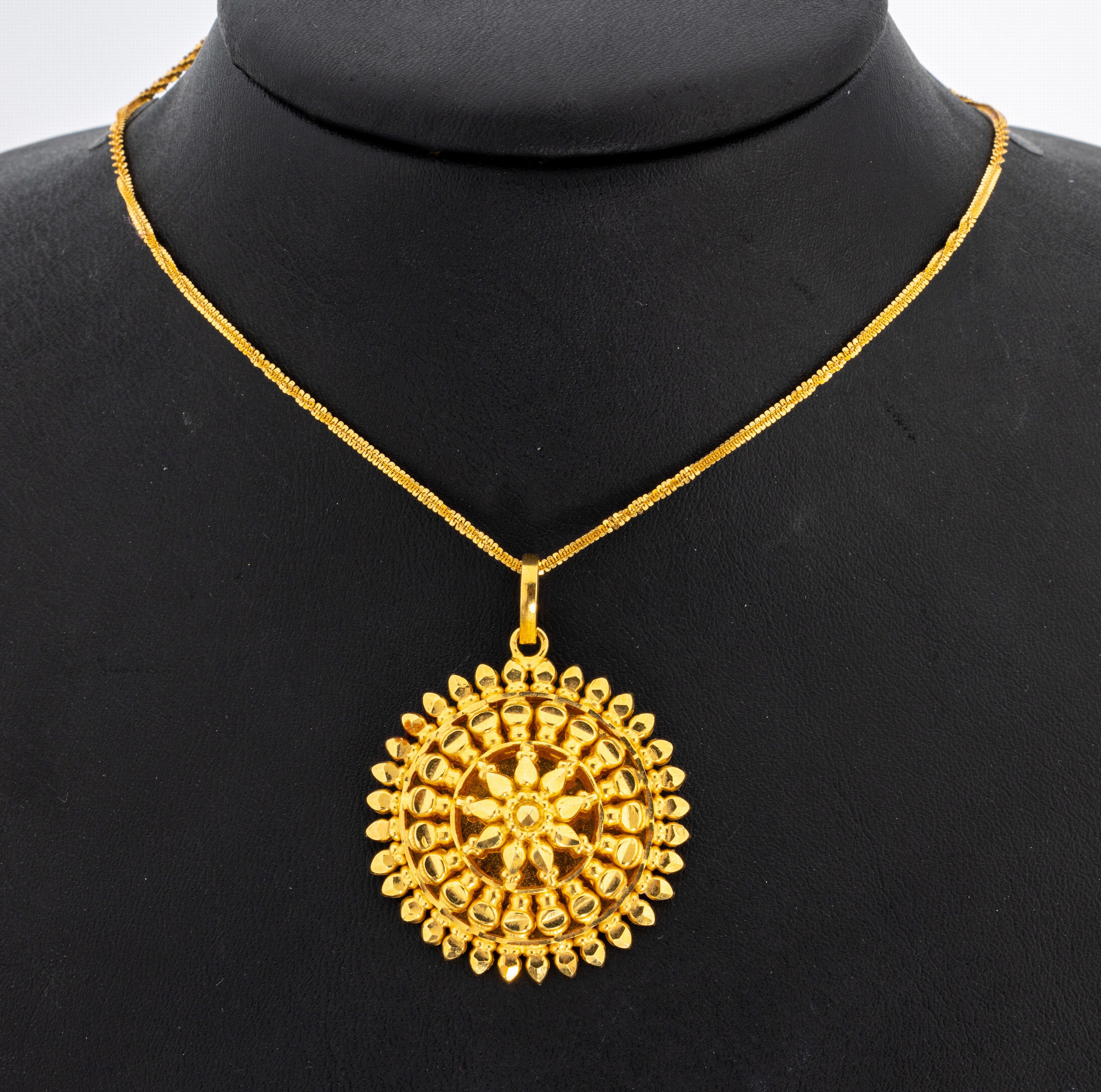 22 kt Gold Anhänger, GG 916/000, strahlenförmige Gestaltung, rund, D. ca. 3.5 cm, an Kette, GG 585/000 gepr., L. ca. 52 cm, Federringschließe, ...