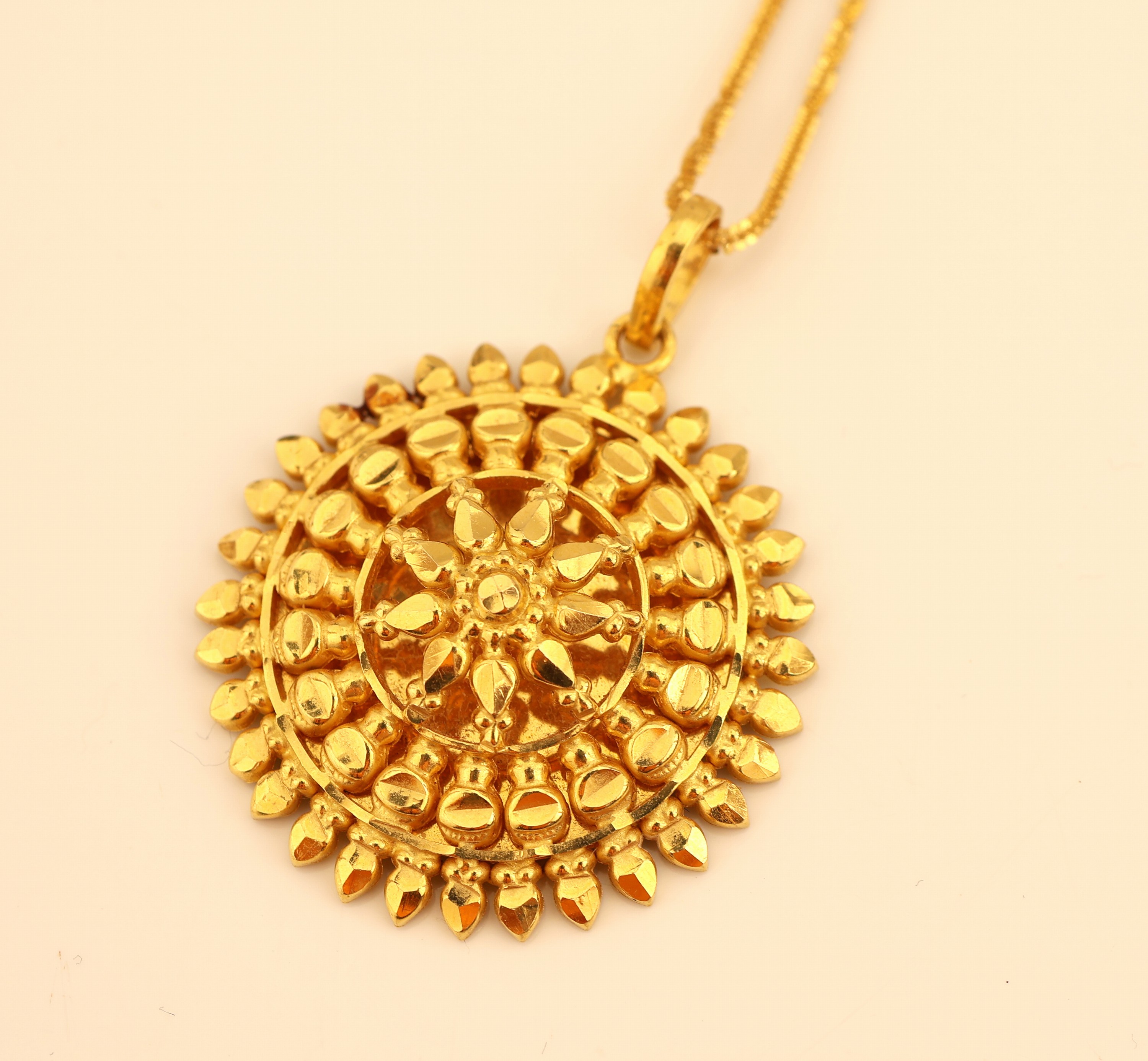 Detail a: 22 kt Gold Anhänger, GG 916/000, strahlenförmige Gestaltung, rund, D. ca. 3.5 cm, an Kette, GG 585/000 gepr., L. ca. 52 cm, Federringschließe, ...