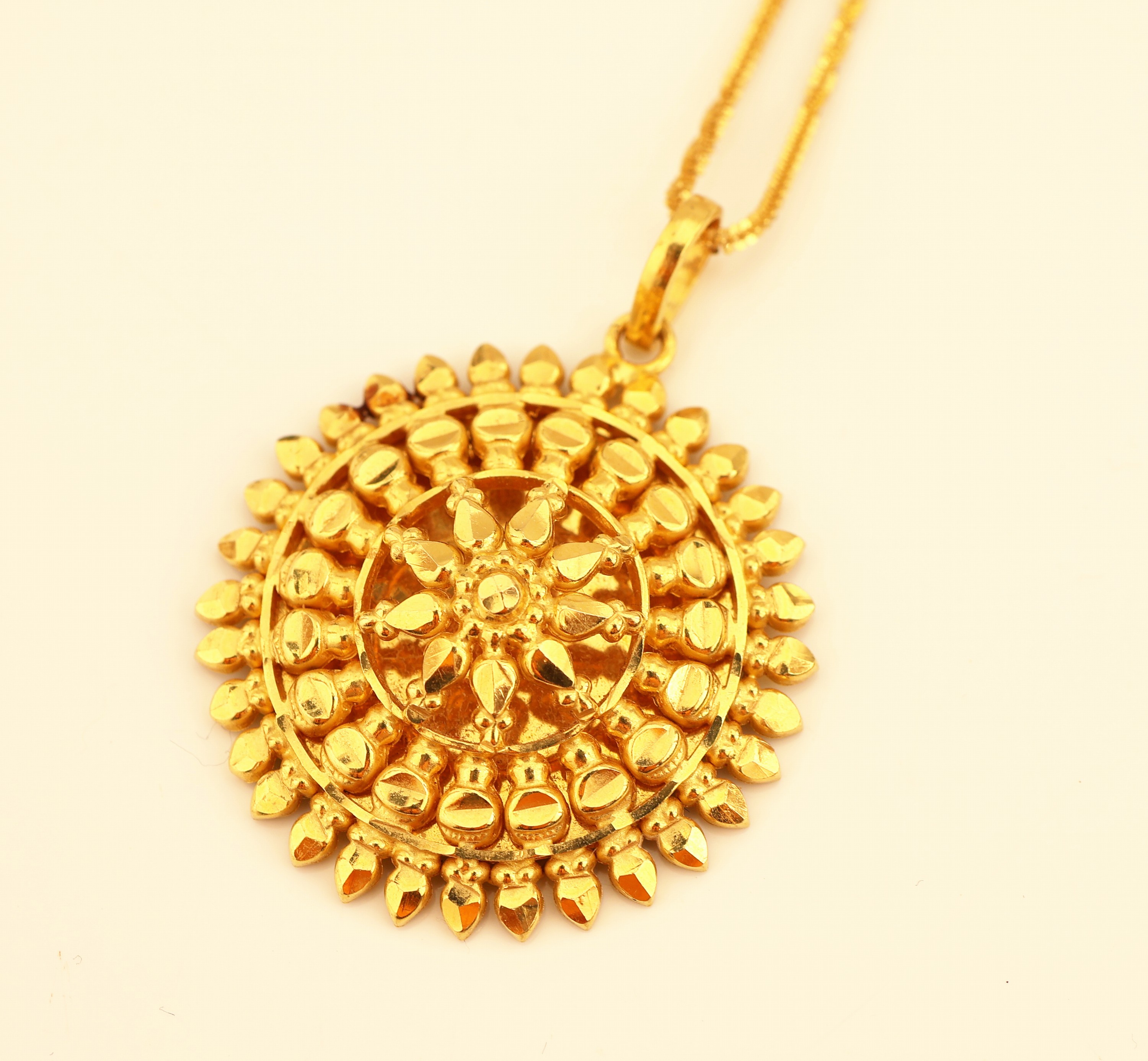 Detail b: 22 kt Gold Anhänger, GG 916/000, strahlenförmige Gestaltung, rund, D. ca. 3.5 cm, an Kette, GG 585/000 gepr., L. ca. 52 cm, Federringschließe, ...