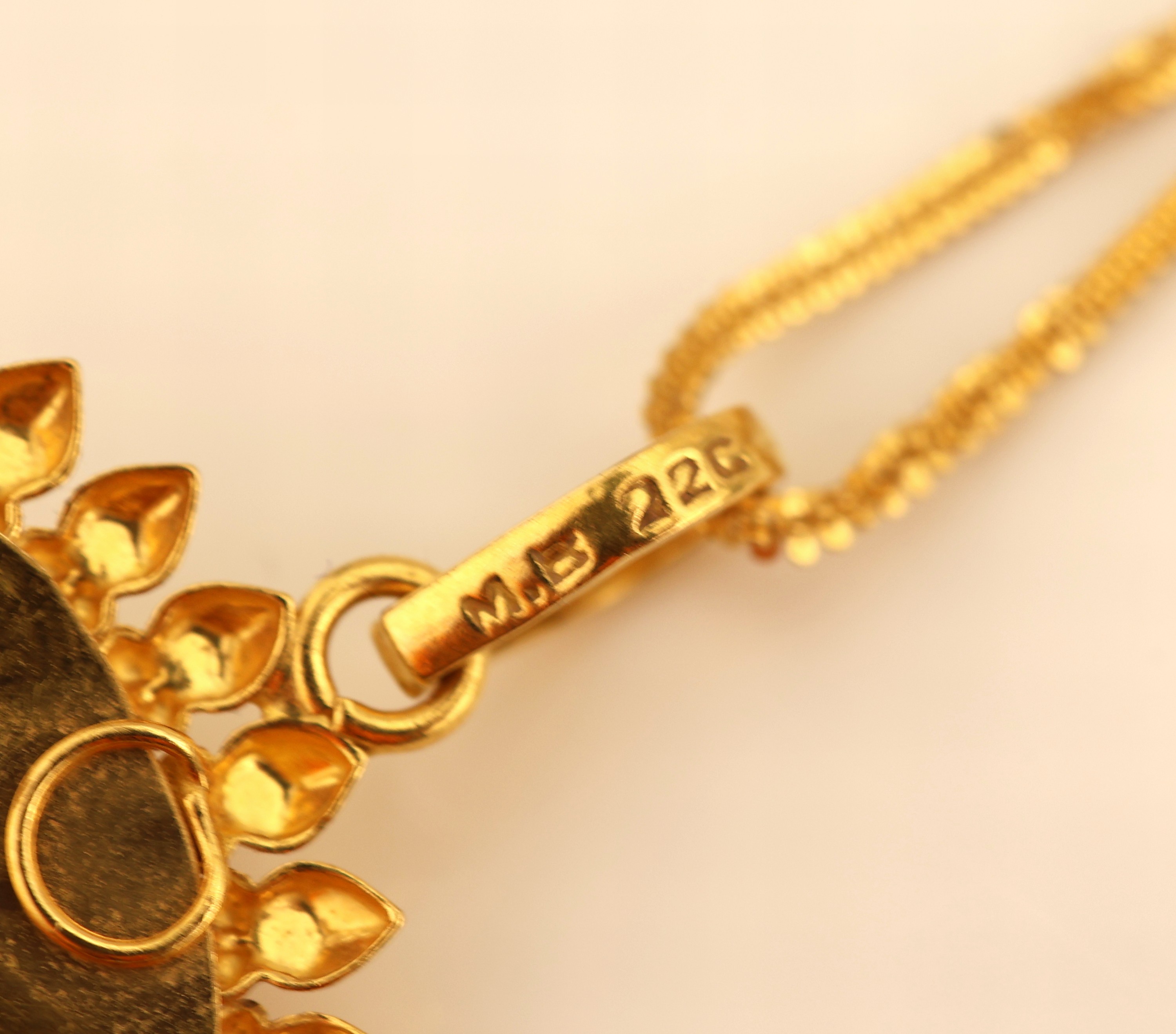 Detail c: 22 kt Gold Anhänger, GG 916/000, strahlenförmige Gestaltung, rund, D. ca. 3.5 cm, an Kette, GG 585/000 gepr., L. ca. 52 cm, Federringschließe, ...