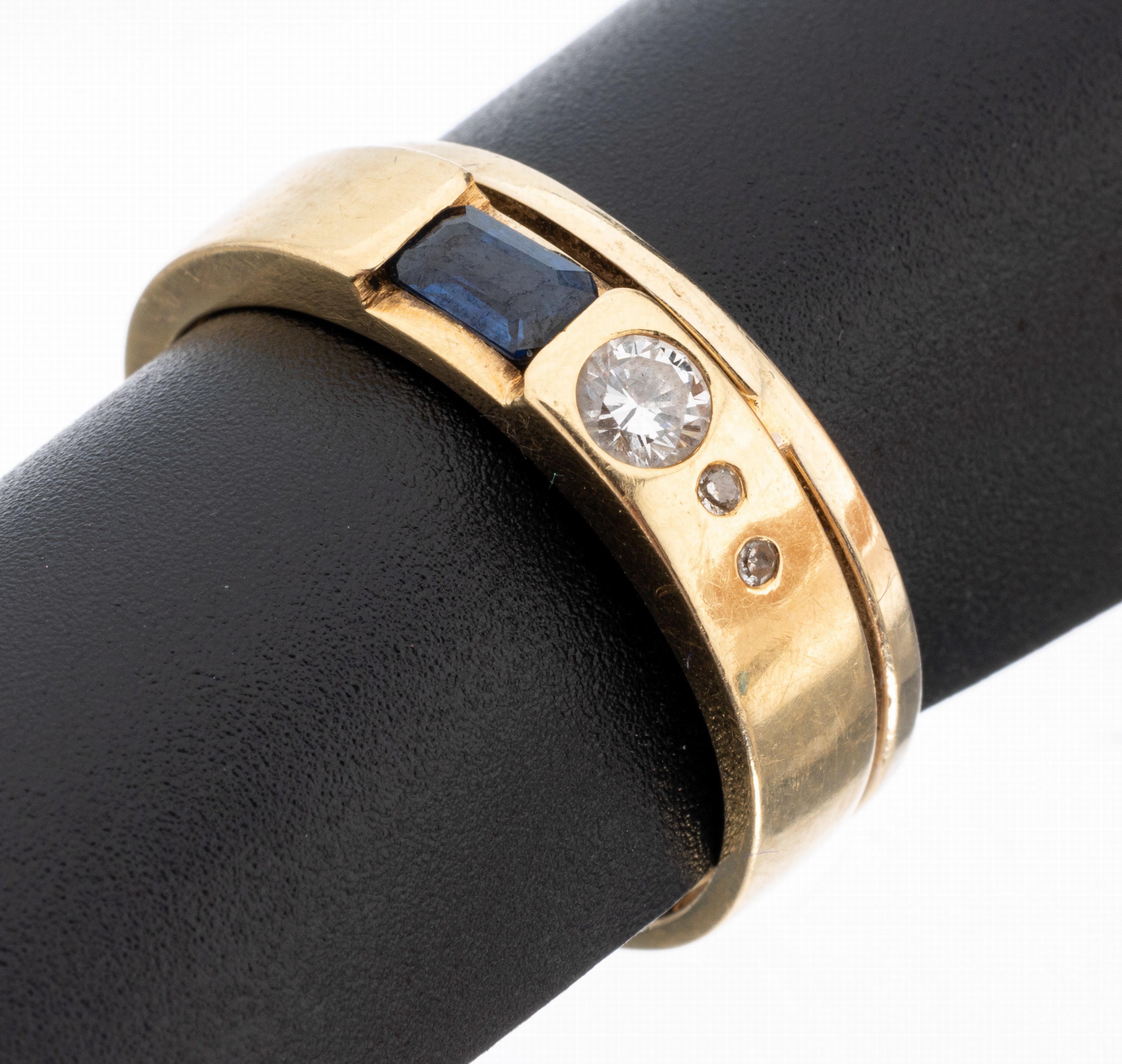 18 kt Gold Brillant-Saphir-Ring, GG 750/000gepr., ehemals 2 einzelne Ringe, 1 kl. Saphir im Treppenschliff ca. 0.10 ct, 1 Brillant ca. 0.10 ct ...