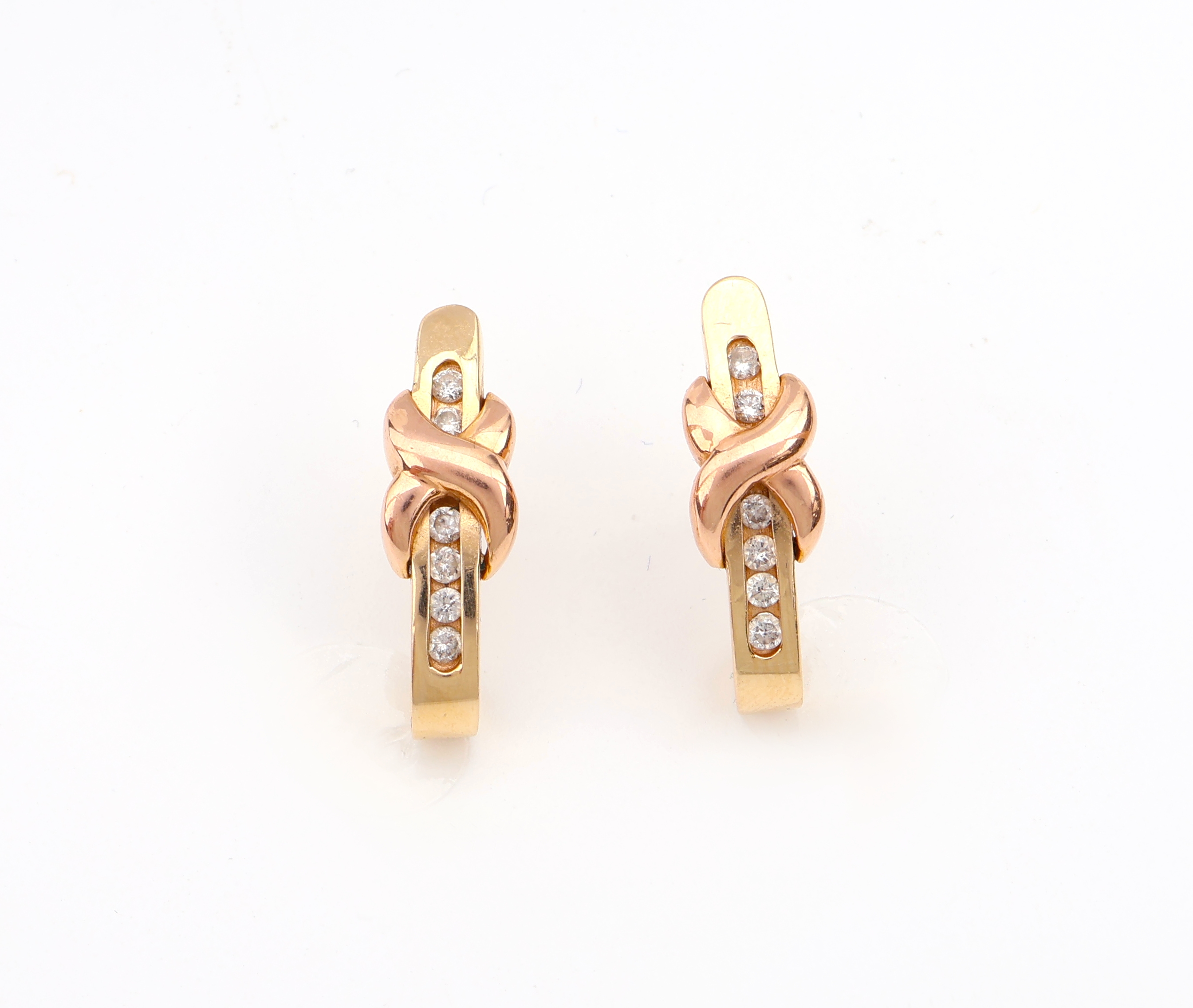 Paar 14 kt Gold Brillant-Ohrstecker, GG/RG 585/000, 12 Brillanten zus. ca. 0.20 ct Weiß/p, gekreuztes RG Element, ca. 4.8 g