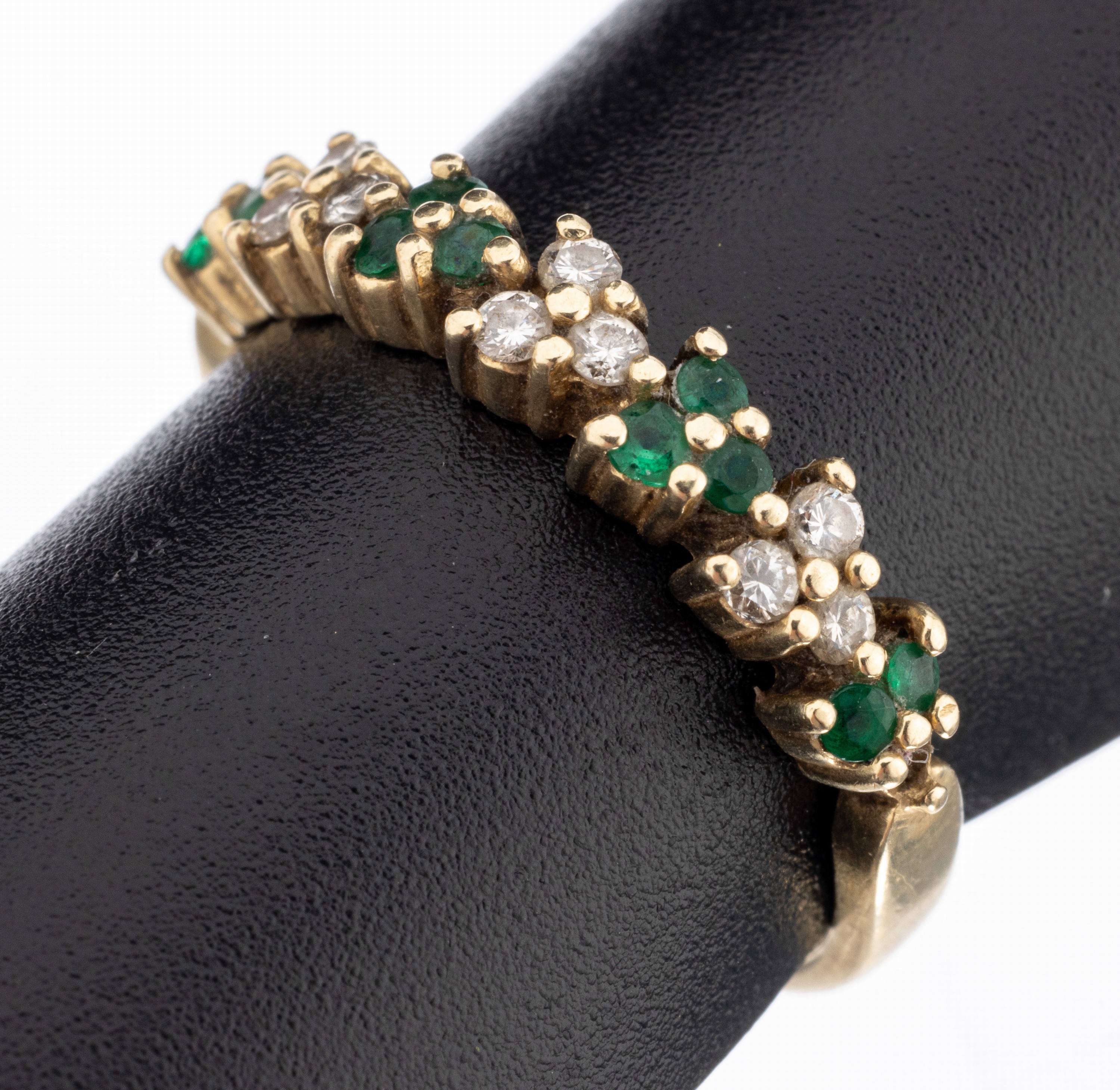 14 kt Gold Brillant-Smaragd-Ring, GG 585/000, 9 Brillanten zus. ca. 0.09 ct Weiß/p,11 rundfacett. Smaragde (1 Stein fehlt) zus. ca. 0.10 ct, RW 52, ...