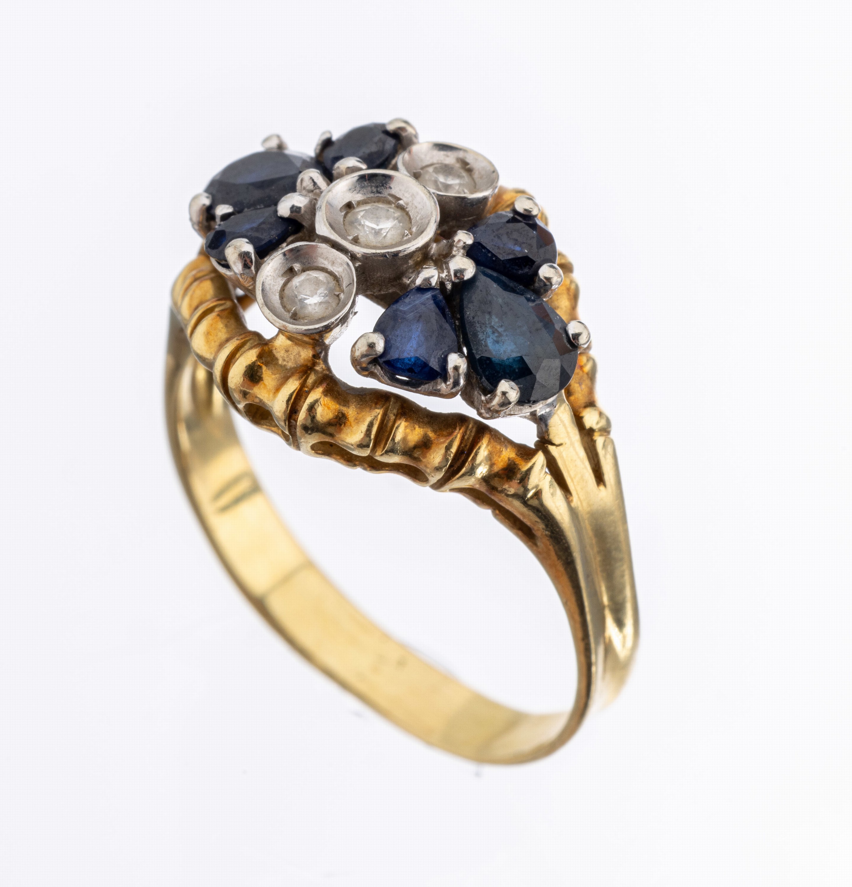 18 kt Gold Saphir-Brillant-Ring, GG/WG 750/000, Ringkopf WG, 6 facett. Saphir- Tropfen, 3 kl. Brillanten, RW 57, ca. 5.3 g